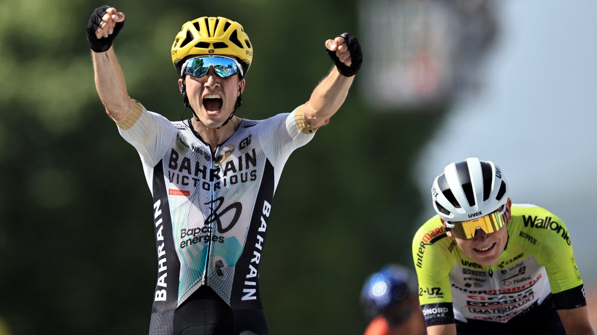 epa10739839 Spanish rider Pello Bilbao of team Bahrain-Victorious wins ahead of German rider Georg Zimmermann of team Intermarche-Circus-Wanty (R) the 10th stage of the Tour de France 2023, a 167.2 km race from Vulcania to Issoire, France, 11 July 2023.  EPA/CHRISTOPHE PETIT TESSON