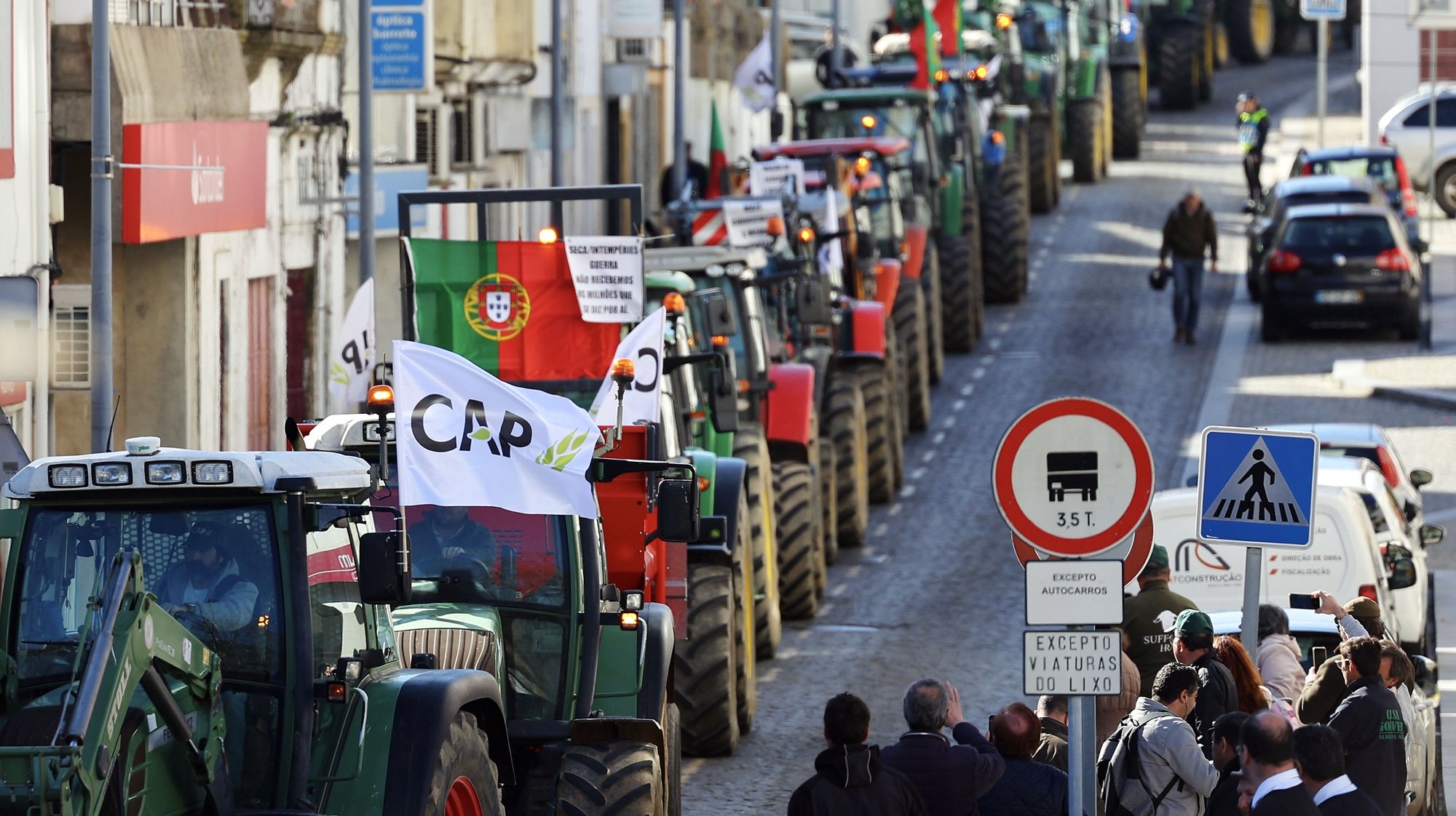 Agricultores participam na marcha de protesto do setor, convocada pela CAP - Confederação dos Agricultores de Portugal, em Portalegre, 09 de fevereiro de 2023. NUNO VEIGA/LUSA