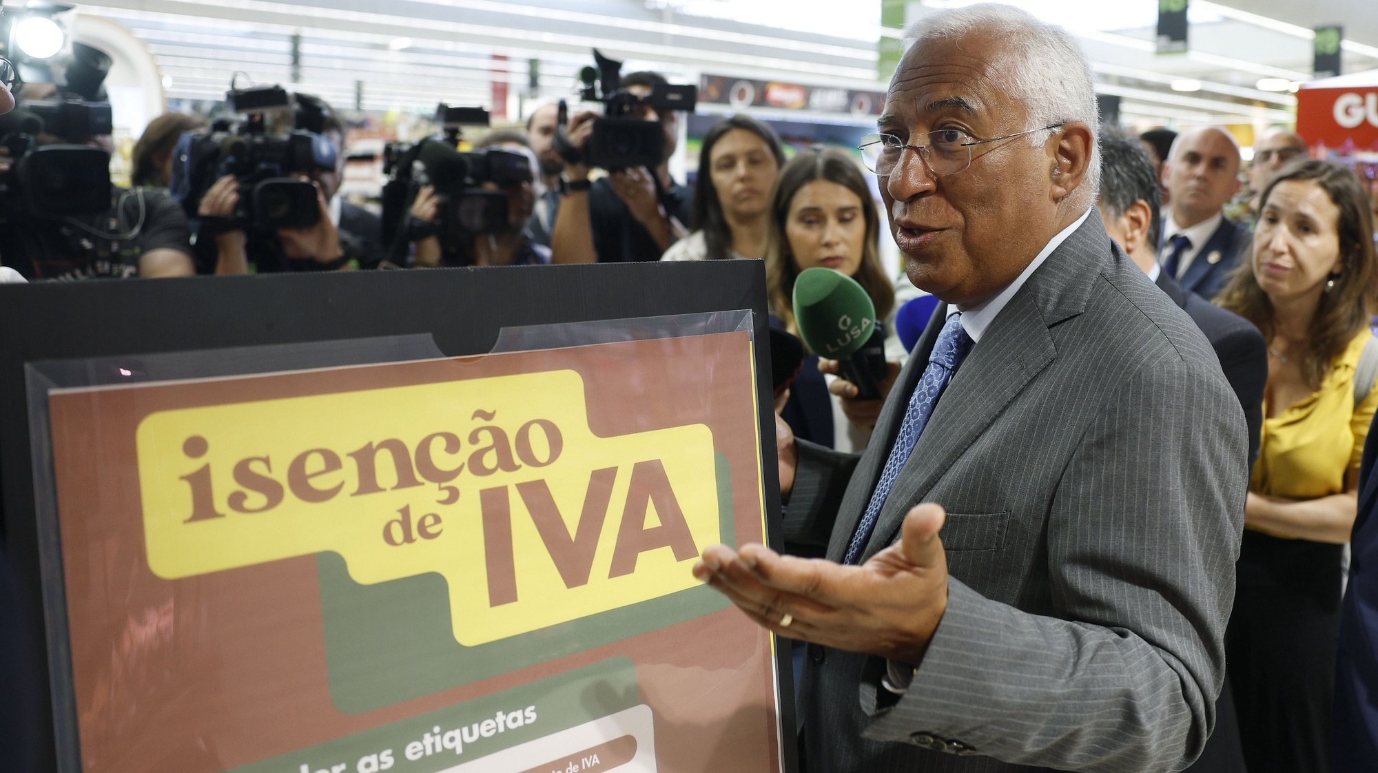 O primeiro-ministro, António Costa, durante uma visita a um hipermercado, no dia em que entra em vigor a lei que procede à aplicação transitória de isenção de IVA a certos produtos alimentares, em Lisboa, 18 de abril de 2023. ANTÓNIO PEDRO SANTOS/LUSA