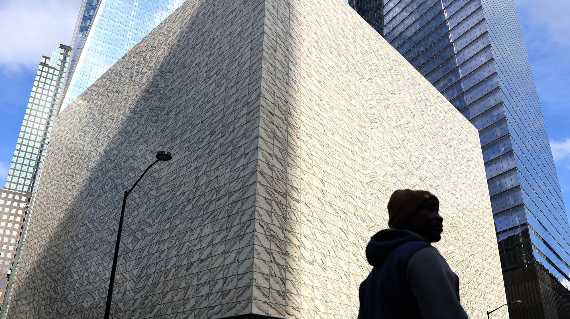 Edifício do novo centro de artes cénicas no ‘Ground Zero’, com fachadas feitas com 3.000 toneladas de mármore extraídas de uma pedreira em Vila Viçosa, no distrito de Évora, Nova Iorque, Estados Unidos, 22 de setembro de 2023 (ACOMPANHA TEXTO DE 23 DE SETEMBRO DE 2023) NUNO VEIGA/LUSA
