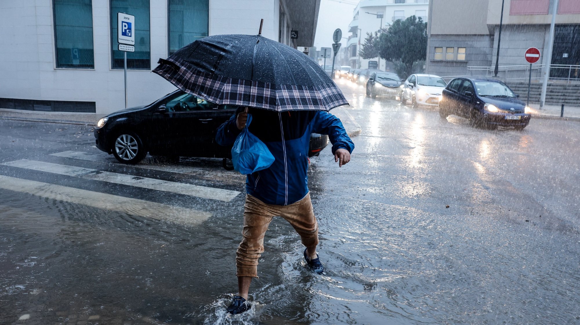 O mau tempo provocou inundações na baixa de Faro, 17 de outubro de 2023. LUÍS FORRA/LUSA