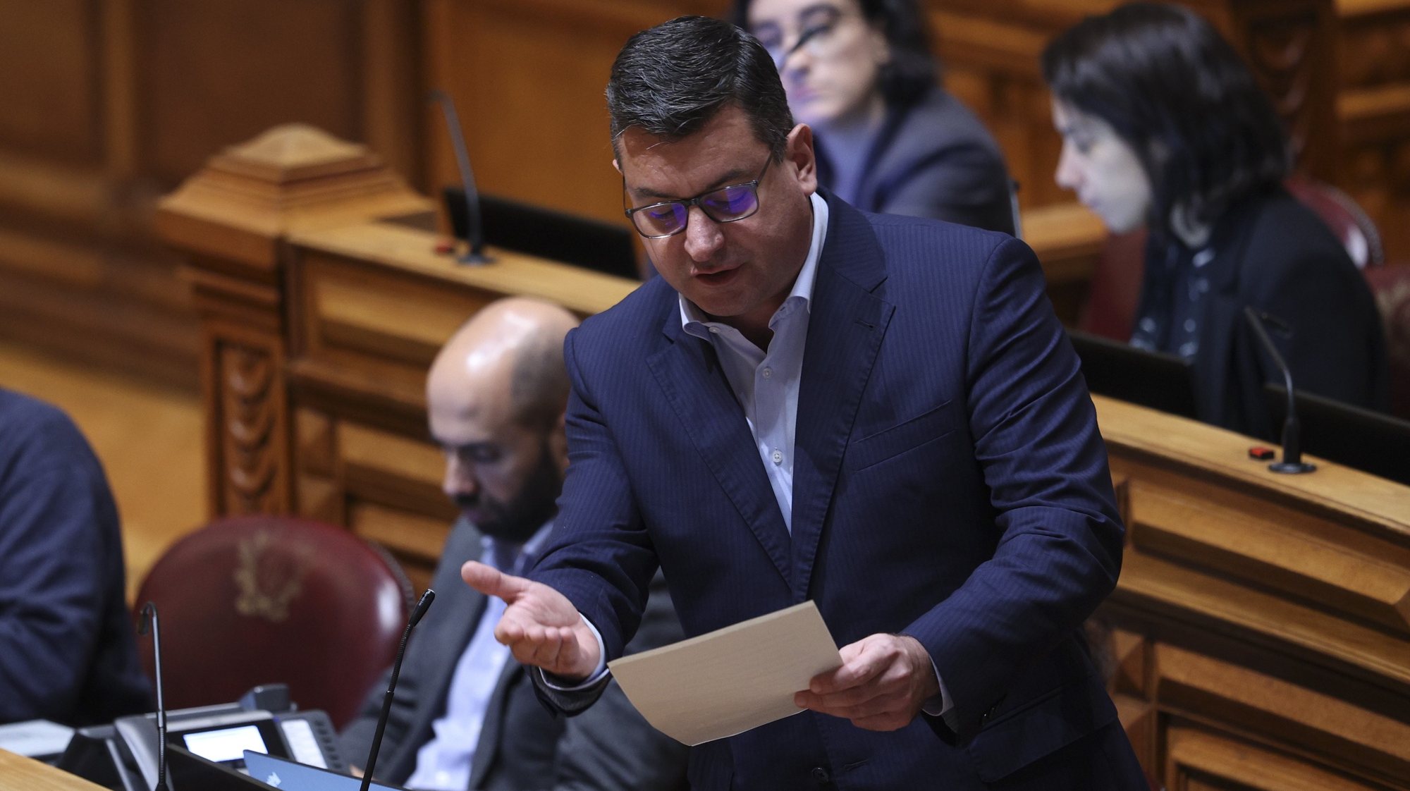 O deputado do Partido Comunista Português (PCP), Bruno Dias, intervém durante o debate parlamentar de discussão e aprovação do Orçamento do Estado para 2024 na Assembleia da República em Lisboa, 30 de outubro de 2023. MIGUEL A. LOPES/LUSA