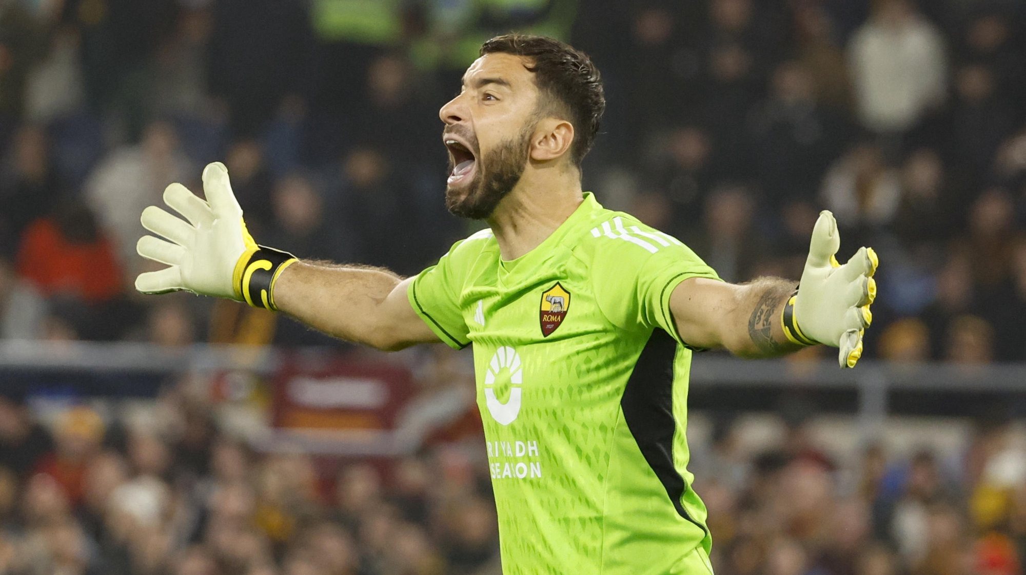 epa11042599 AS Roma&#039;s goalkeeper Rui Patricio gestures during the Italian Serie A soccer match between AS Roma and SSC Napoli, in Rome, Italy, 23 December 2023.  EPA/FABIO FRUSTACI