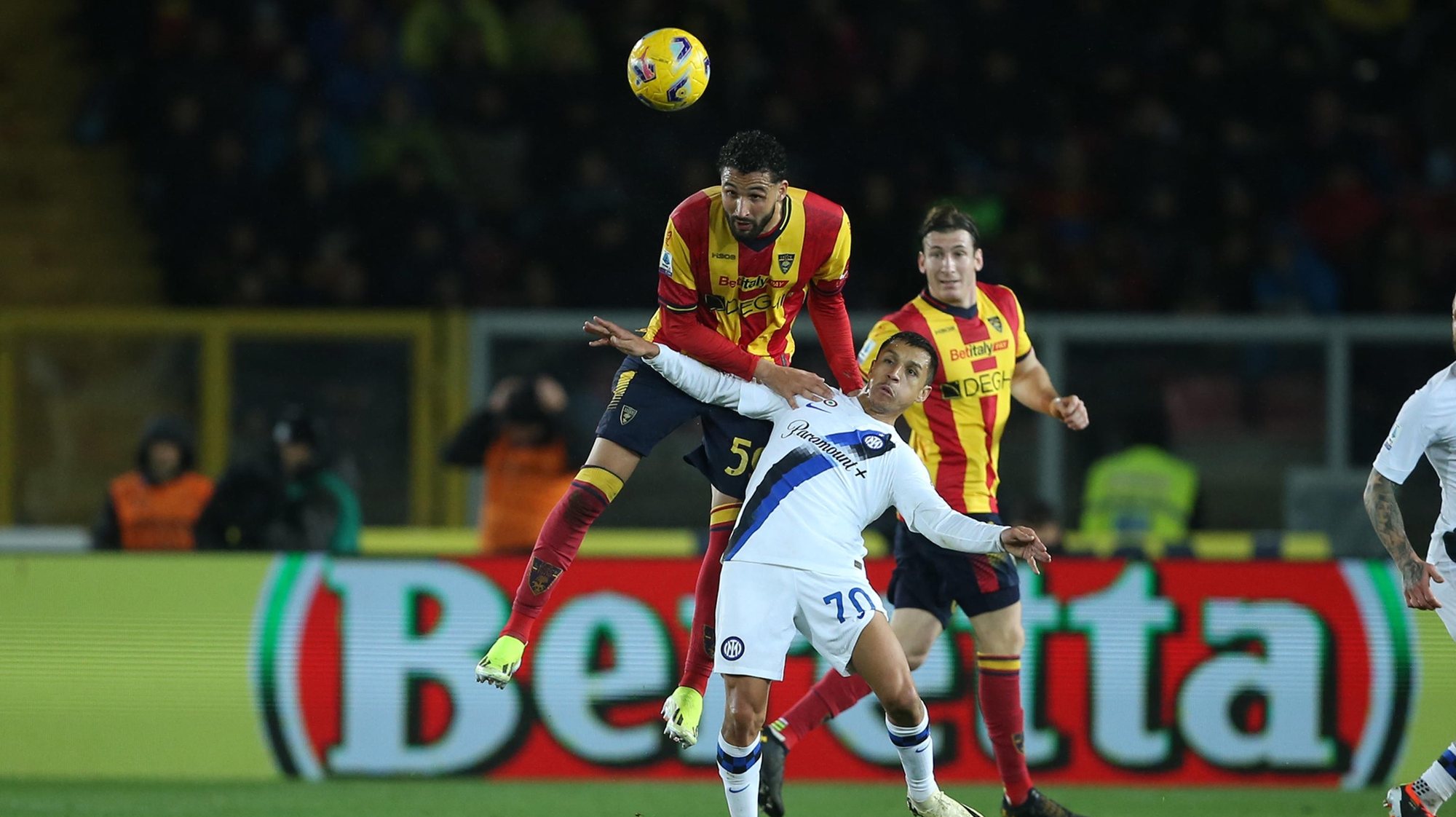 epa11181038 US Lecce&#039;s Ahmed Touba (L) and FC Inter&#039; Alexis Sanchez (R) in action during the Italian Serie A soccer match between US Lecce and FC Inter, in Lecce, Italy, 25 February 2024.  EPA/ABBONDANZA SCURO LEZZI