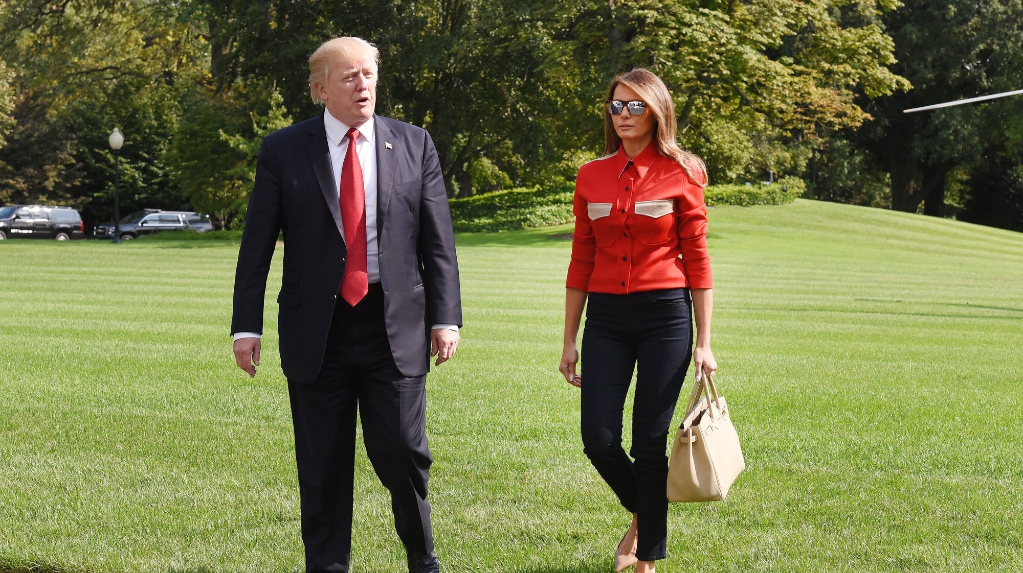 epa06197177 US President Donald J.Trump and First Lady Melanie Trump walk from Marine One upon arrival on the South Lawn of the White House in Washington, DC, USA, 10 September 2017. The president spent the weekend at Camp David, the Presidential retreat in Maryland.  EPA/Olivier Douliery / POOL