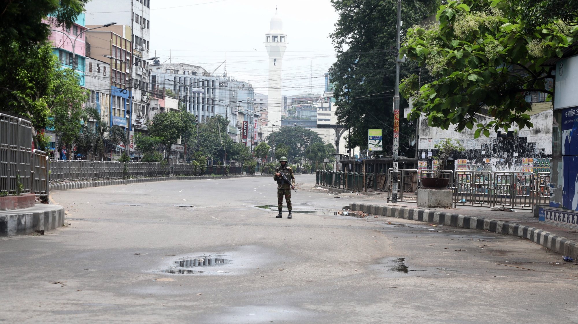 epa11491096 Bangladeshi soldiers guard on a street to quell increasing civil unrest sparked by student demonstrations in Dhaka, Bangladesh, 22 July 2024. On 22 July Bangladesh was under curfew; widespread disruption of telecoms prevailed a day after the Bangladesh Supreme Court scrapped some quotas for government jobs that sparked protests, and police were authorized to enforce &#039;shoot on sight&#039; orders across the country during curfew as casualties mounted and law enforcement struggled to contain the unrest. The Bangladeshi government imposed a nationwide curfew and deployed military forces after violence broke out in Dhaka and other regions following student-led protests demanding reforms to the government&#039;s job quota system.  EPA/MONIRUL ALAM