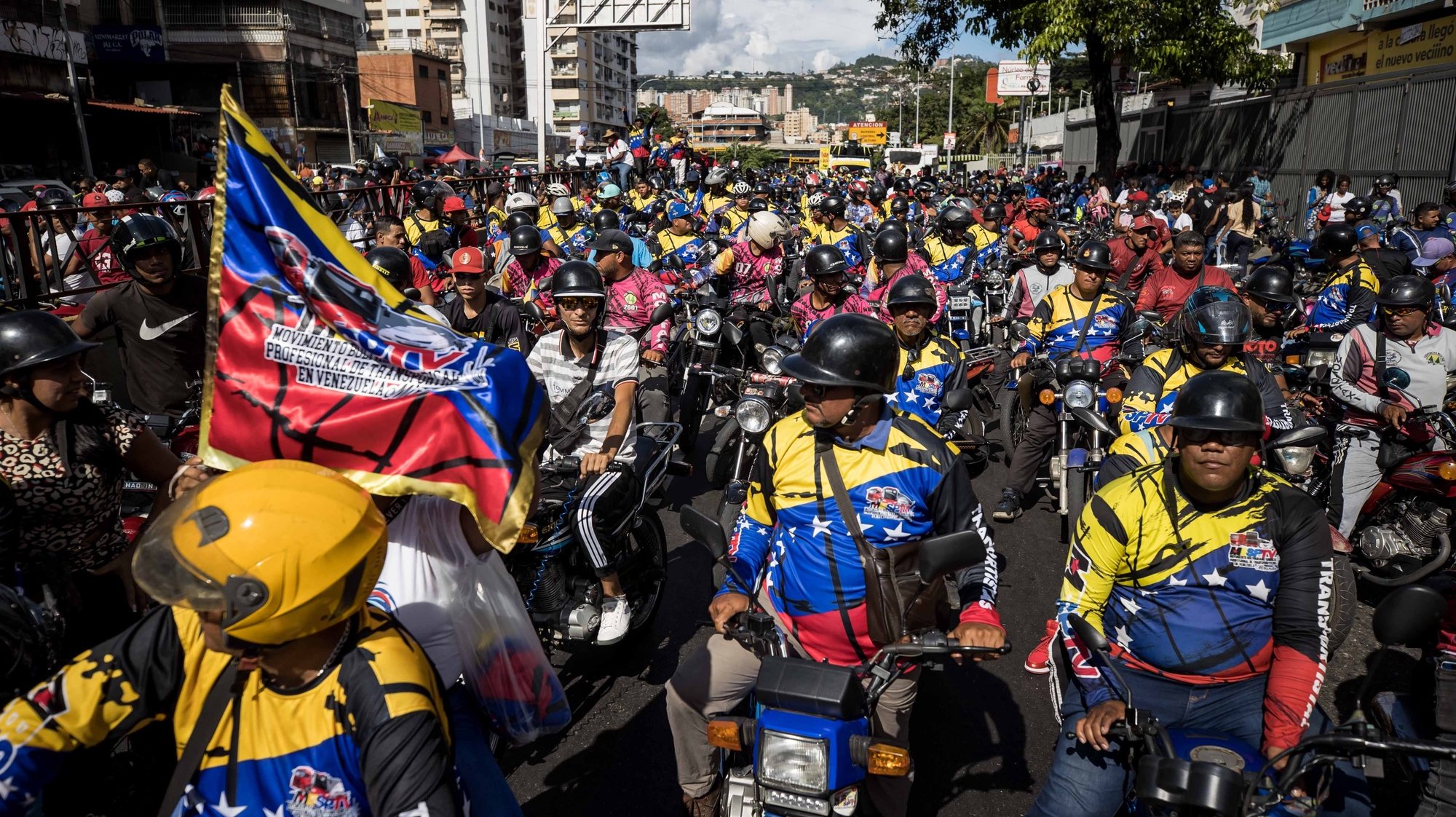 epaselect epa11486409 Supporters of Venezuelan President and presidential candidate Nicolas Maduro, take part in a campaign rally in Caracas, Venezuela, 18 July 2024. Venezuela is scheduled to hold presidential elections on 28 July 2024.  EPA/MIGUEL GUTIERREZ