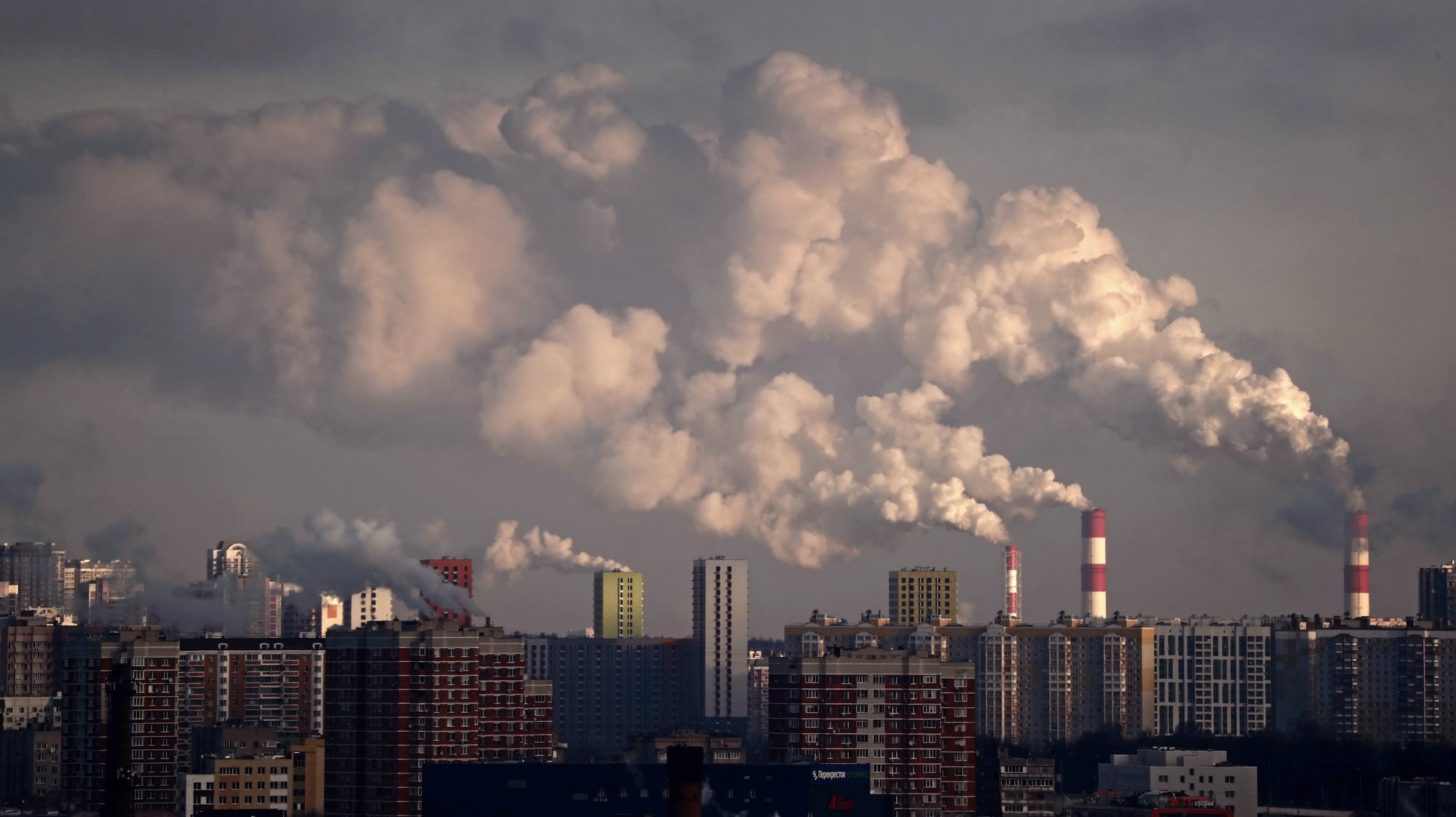 epa08013495 Smoke rises from chimneys of the gas boiler houses as the temperature dropped to minus 7 degrees Celsius in Moscow, Russia, 21 November 2019. Spanish Madrid will host the COP25 World Climate Change Conference from 02 to 13 December replacing Chile.  EPA/MAXIM SHIPENKOV