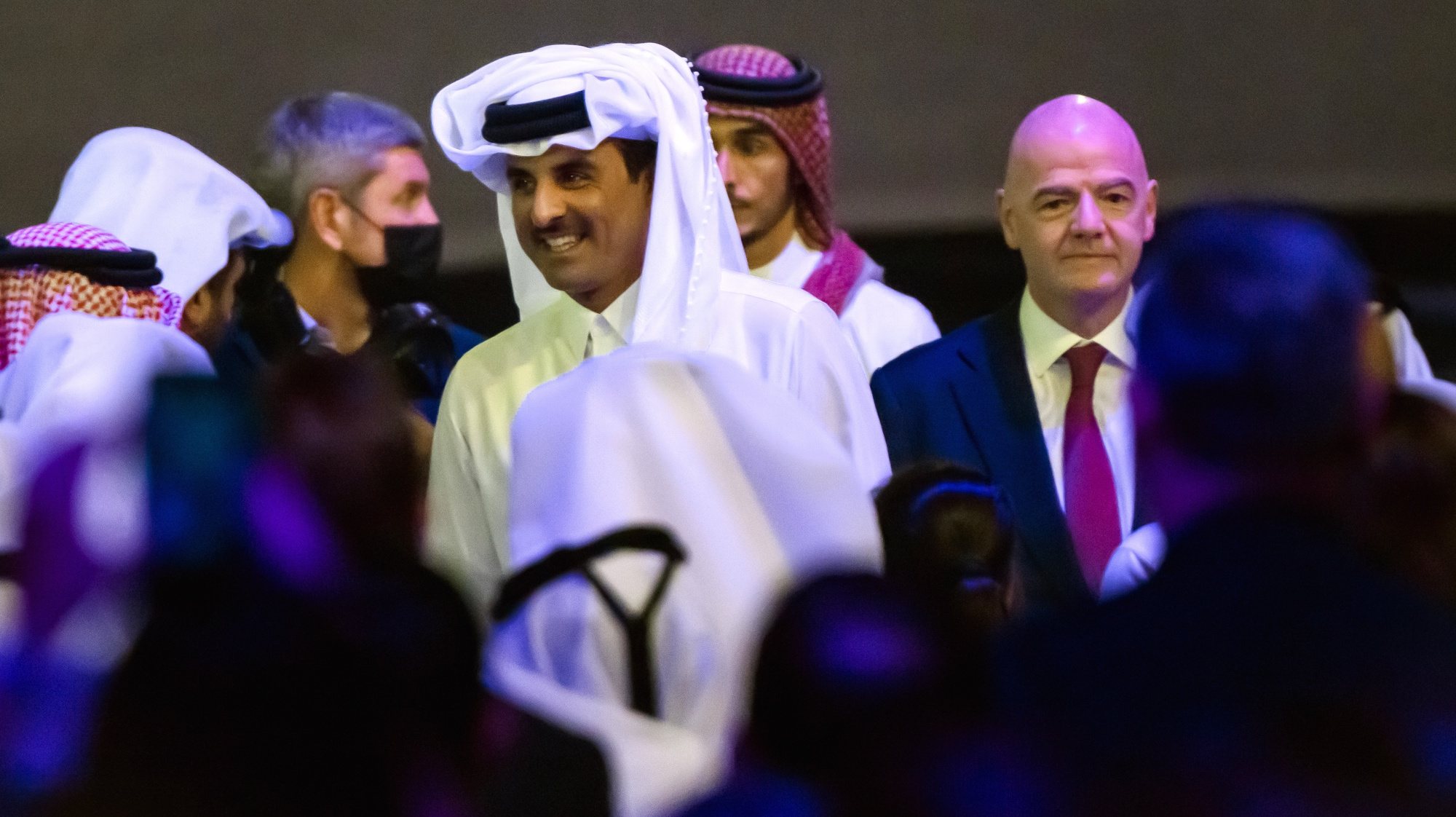 epaselect epa09864026 Emir of Qatar Sheikh Tamim bin Hamad al-Thani (C) and FIFA president Gianni Infantino (R) attend the main draw of the FIFA World Cup 2022 at the Doha Exhibition &amp; Convention Center (DECC) in Doha, Qatar, 01 April 2022.  EPA/LAURENT GILLIERON