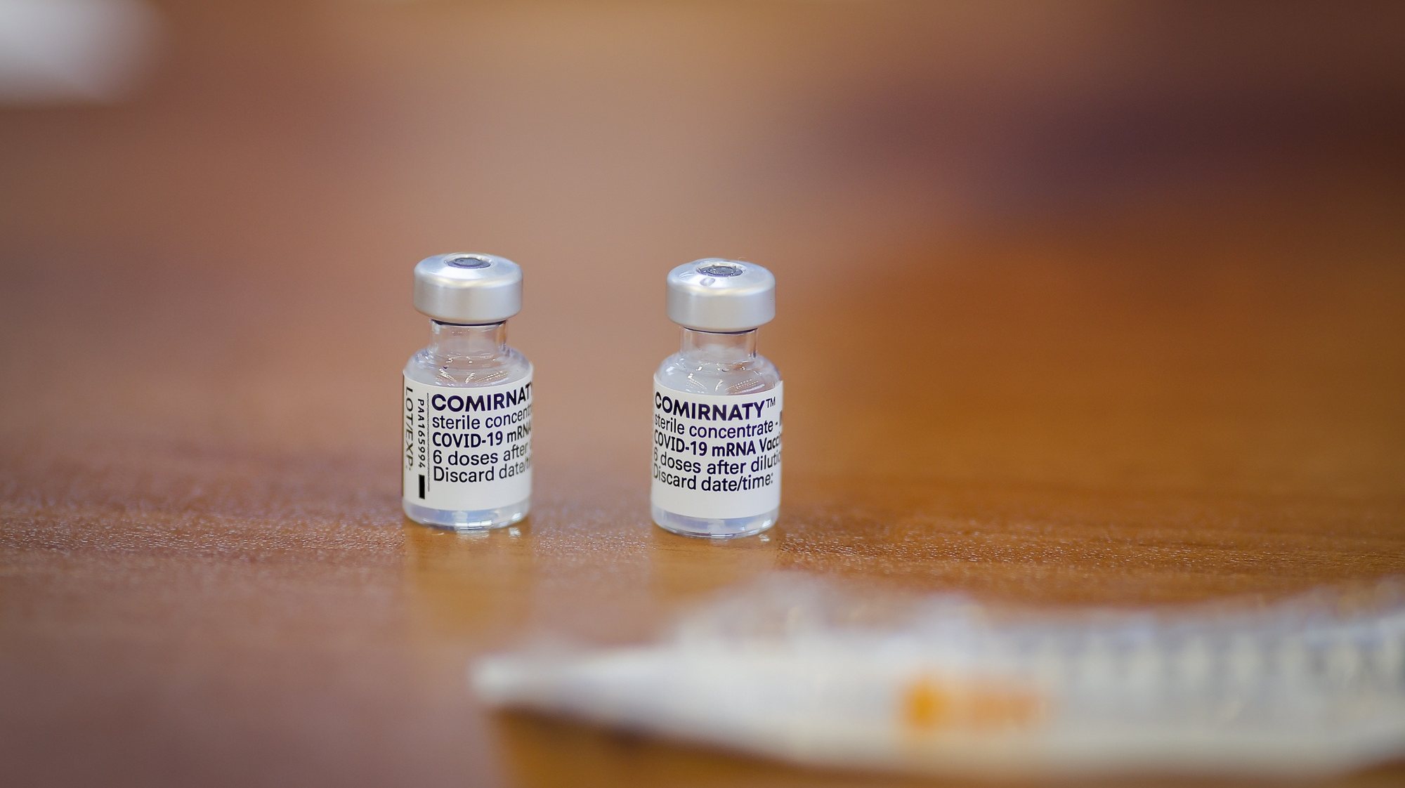 epa09191344 A vial of Pfizer-BioNTech COVID-19 vaccine is pictured at a vaccination center in Pristina, Kosovo, 11 May 2021. The European Commission and Austria announced on 20 April that a total of 651,000 doses of Pfizer-BoiNTech vaccines will be delivered to the Western Balkan region, on a weekly basis, from early May to August. Of these, 95,000 vaccines are dedicated for Kosovo.  EPA/VALDRIN XHEMAJ