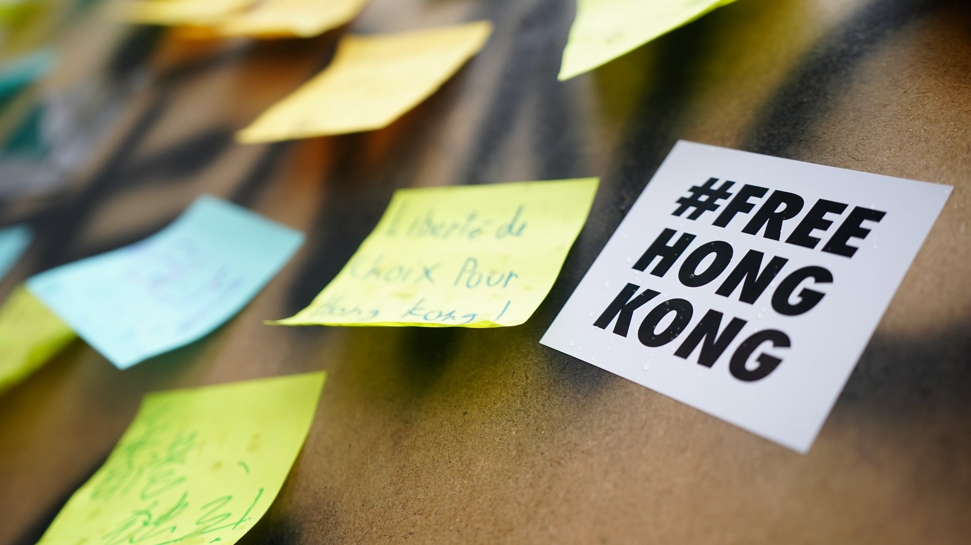 epaselect epa09264571 A ‘Free Hong Kong’ sticker is glued next to post it notes during a rally under the motto &#039;Dawns of Freedom. Relay the light.&#039; at Alexanderplatz square in Berlin, Germany, 12 June 2021. Protesters gathered in Berlin to express solidarity with the opposition and the political situation in Hong Kong, as 12 June 2021 marks the 2nd anniversary of the start of protests against the extradition to China bill, that kicked off the Hong Kong protest movement.  EPA/CLEMENS BILAN