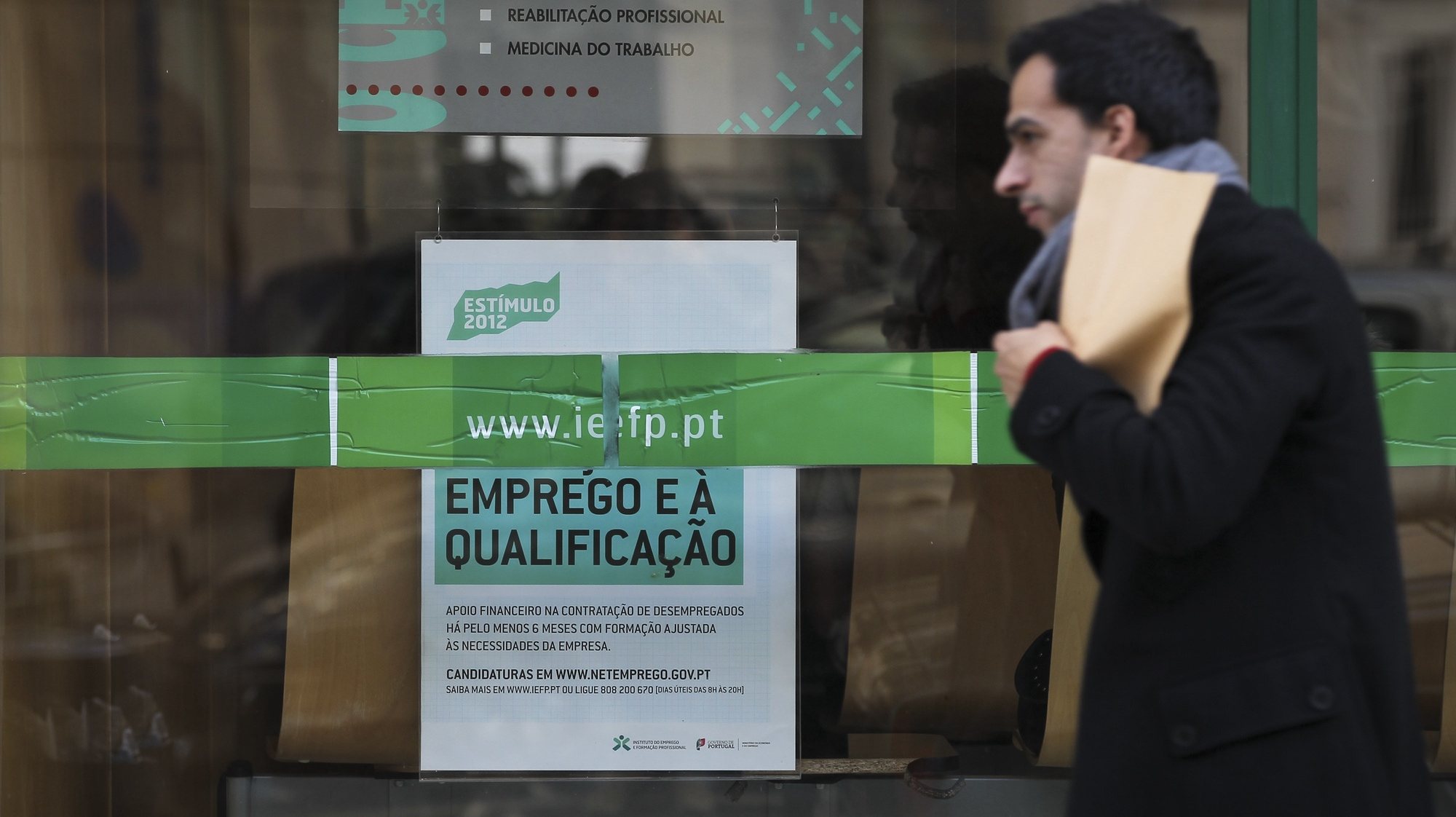 Um popular passa por um Centro de Emprego em Lisboa, 28 novembro 2012. JOSÉ SENA GOULÃO / LUSA