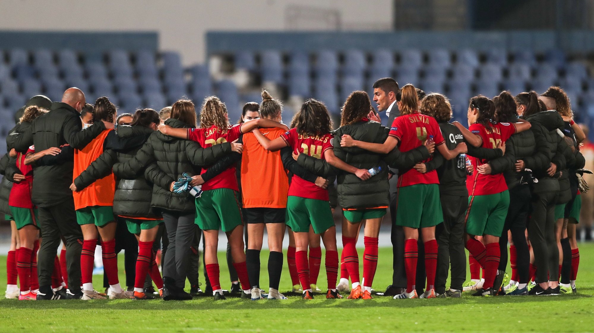 epa09125385 Portugal&#039;s head coach Francisco Neto talks the his players after the UEFA Women&#039;s EURO play-off match at Restelo Stadium in Lisbon, Portugal, 09 April 2021.  EPA/MIGUEL A. LOPES