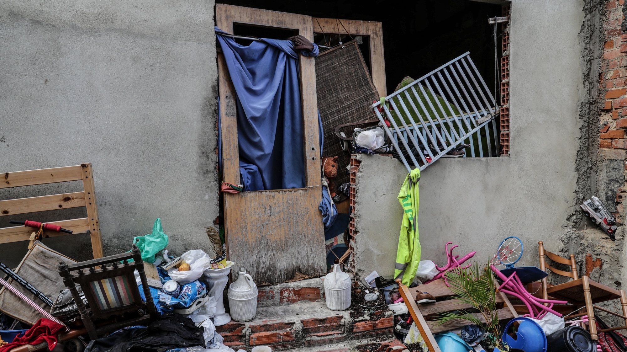 Uma habitação abandonada e posteriormente ocupada por sem-abrigo no bairro da Quinta do Ferro , ao Campo de Santa Clara, em Lisboa, 25 de setembro de 2020. (ACOMPANHA TEXTO DA LUSA DO DIA 28 DE SETEMBRO DE 2020). TIAGO PETINGA/LUSA