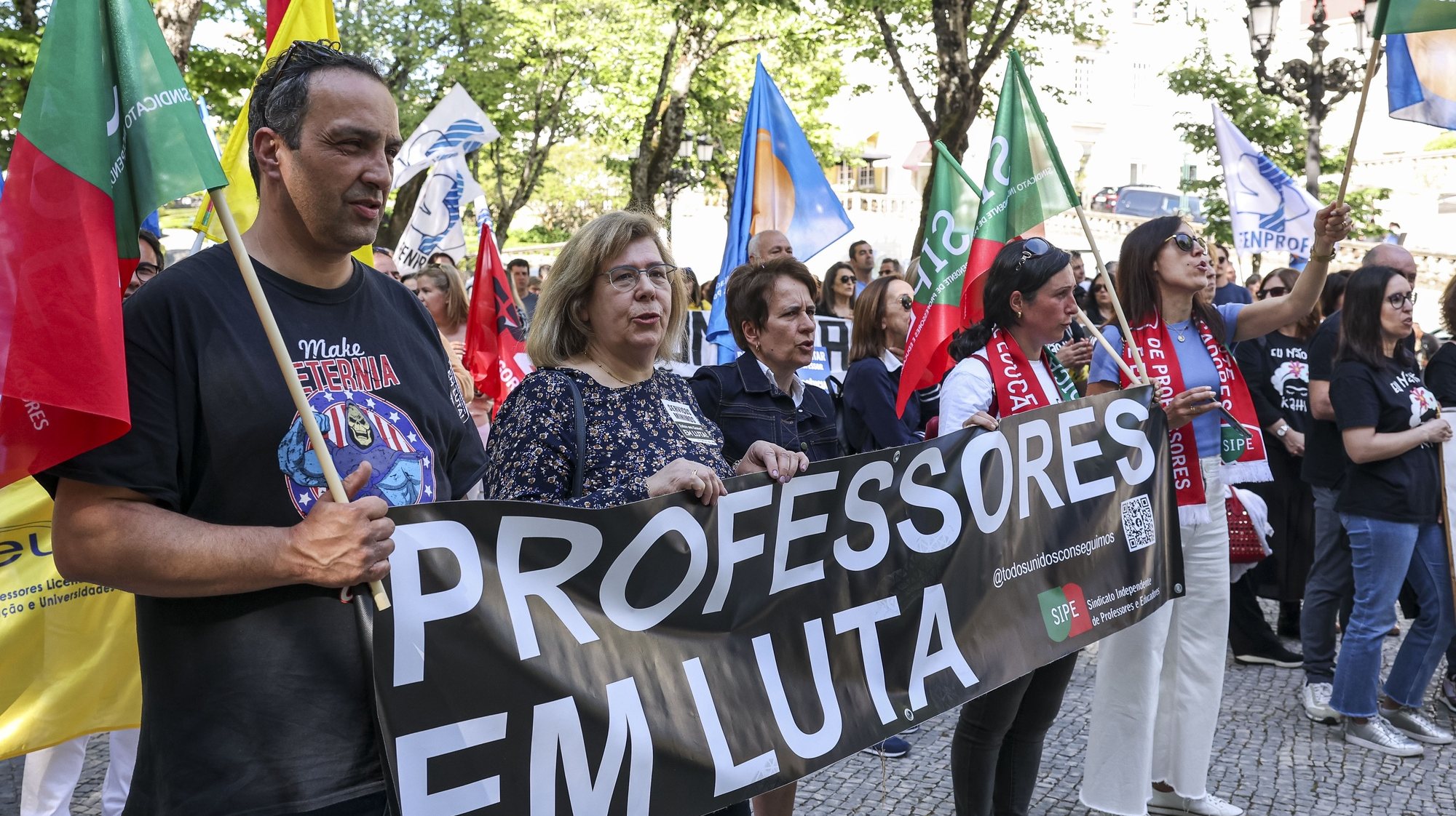 Professores durante a manifestação de professores e educadores, no âmbito da greve de professores por distritos, em Viseu, 18 de abril de 2023. PAULO NOVAIS/LUSA