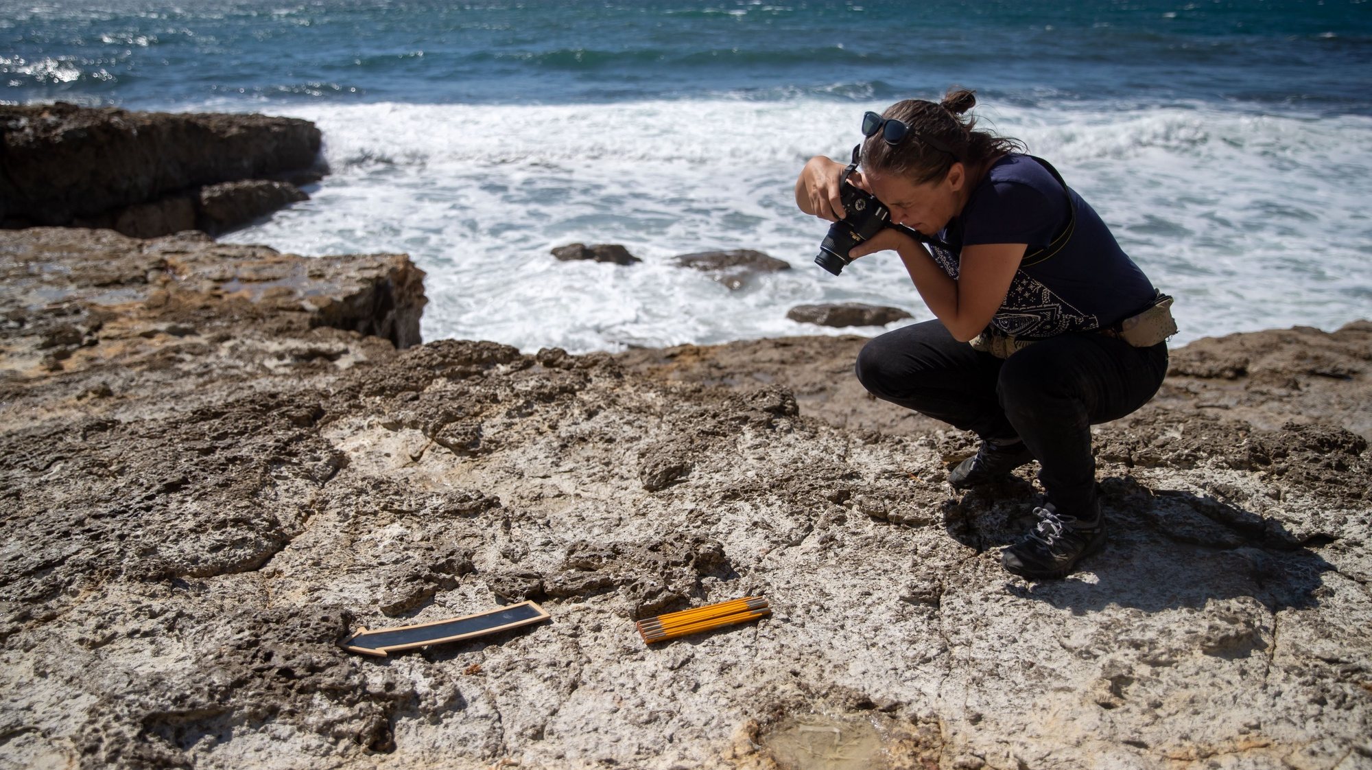 Investigadores que se encontram a desenvolver trabalho de campo na zona do Cabo Espichel, Sesimbra, acreditam que é possível encontrar ovos de dinossauro naquele local, à semelhança do que aconteceu na Lourinhã, e também de crocodilo, Sesimbra, 08 de julho de 2021. As camadas geológicas que constituem as escarpas do Cabo Espichel revelam, ao olhar do geólogo, potencial para encontrar ossos e ovos dos animais que há 129 milhões de anos ali deixaram impressas as pegadas que os investigadores estão hoje a seguir. (ACOMPANHA TEXTO DE 15 DE JULHO DE 2021). JOSÉ SENA GOULÃO/LUSA