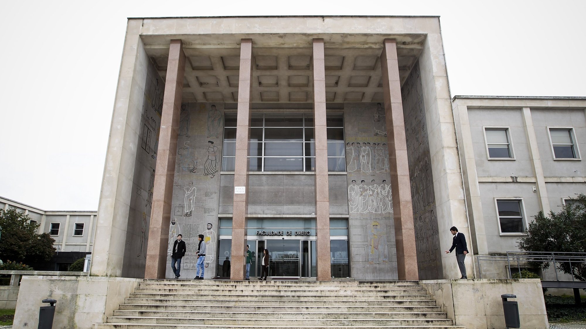 Fachada do edifício da Faculdade de Direito da Universidade de Lisboa