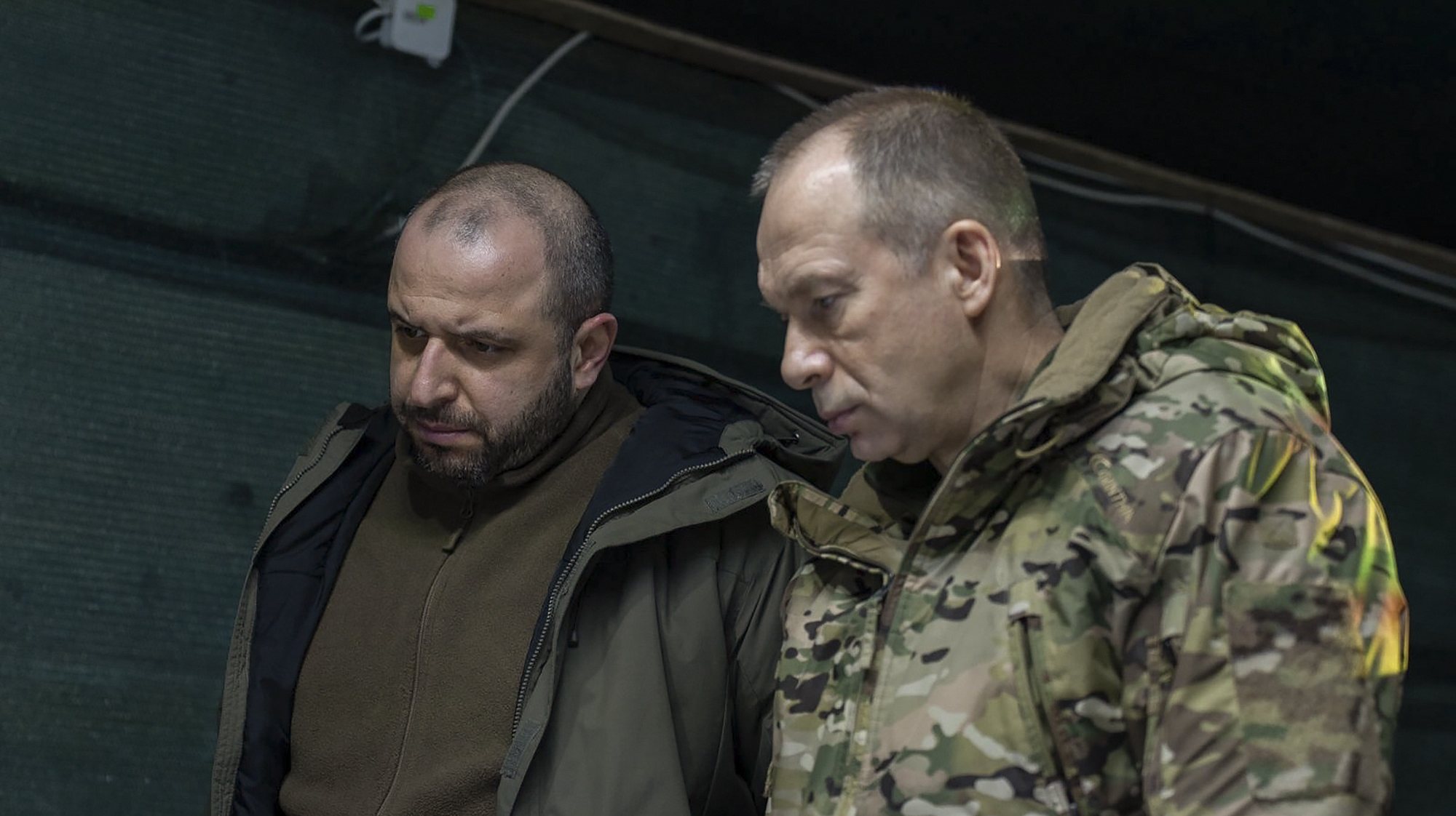 epa11152471 A handout picture made available by the Defense Ministry’s press service shows Ukrainian Defense Minister Rustem Umerov (L) and Commander-in-Chief of the Armed Forces of Ukraine Oleksandr Syrskyi (R), visiting the frontline at an undisclosed location in the Donetsk area, Ukraine, 14 February 2024. Syrskyi and Umerov visited the command posts at the frontline near Avdiivka in the Donetsk area and Kupiansk in the Kharkiv area.  EPA/DEFENSE MINISTRY HANDOUT   HANDOUT EDITORIAL USE ONLY/NO SALES HANDOUT EDITORIAL USE ONLY/NO SALES