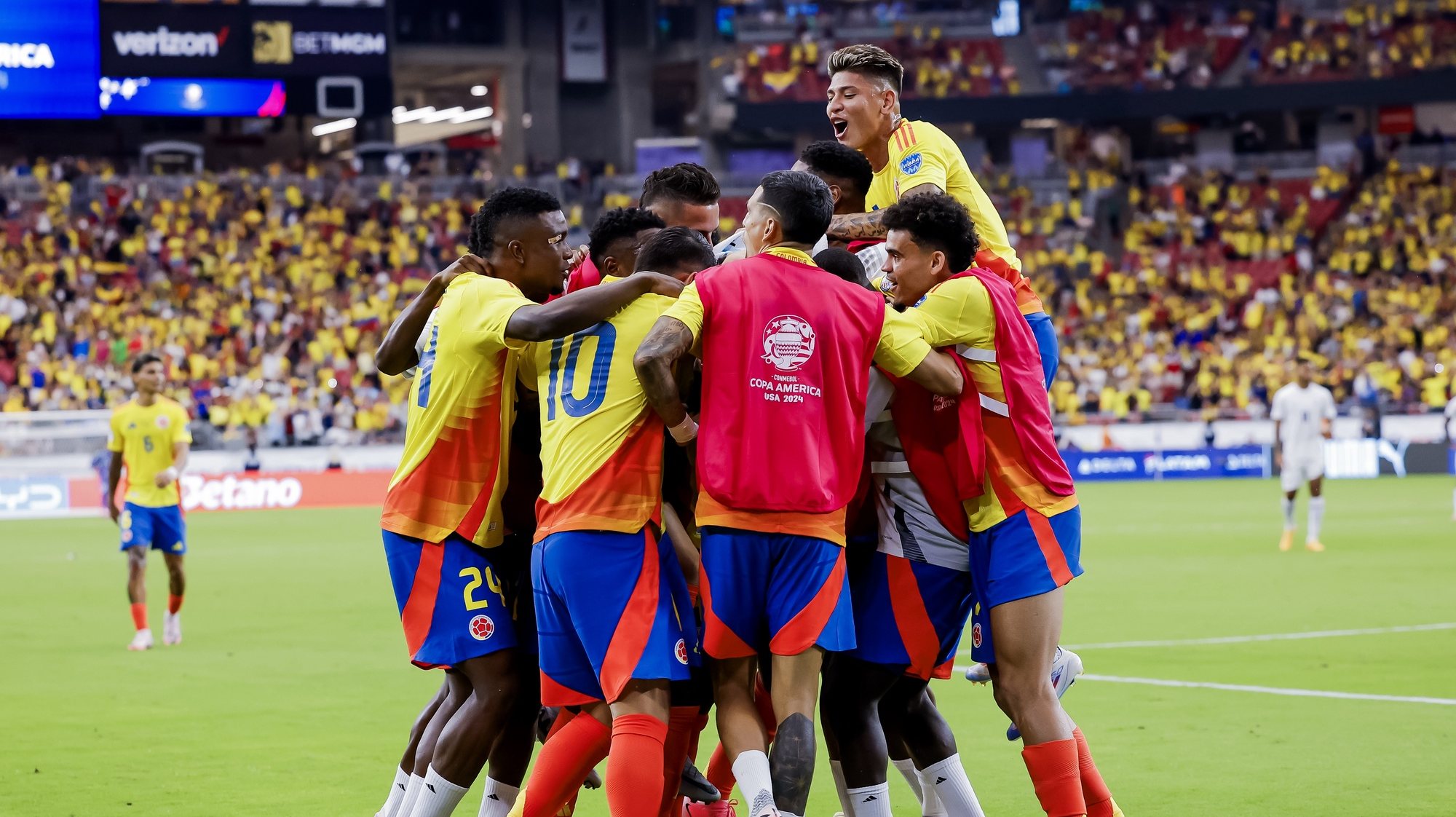 epa11464183 Colombia teammates surround Miguel Borja (Not Pictured) after he made the 5-0 goal on a penalty kick against Panama during the CONMEBOL Copa America 2024 Quarter-finals match between Colombia and Panama, in Glendale, Arizona, USA, 06 July 2024.  EPA/JOHN G. MABANGLO