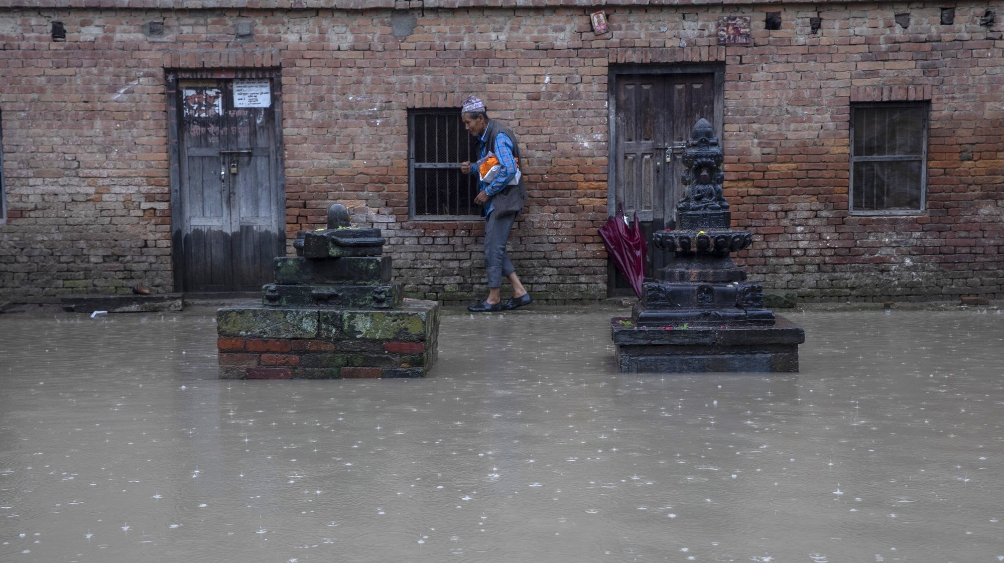 epa11462161 The temples area is flooded as Hanumante River rises following torrential rains in Bhaktapur, Nepal, 06 July 2024. Nepal&#039;s National Disaster Risk Reduction and Management Authority (NDRRMA) warned of heavy monsoon rains that put several parts of the country at risk of floods and landslides. According to the statement issued by NDRRMA, at least 28 people have died in monsoon related disasters since mid-June 2024  EPA/NARENDRA SHRESTHA