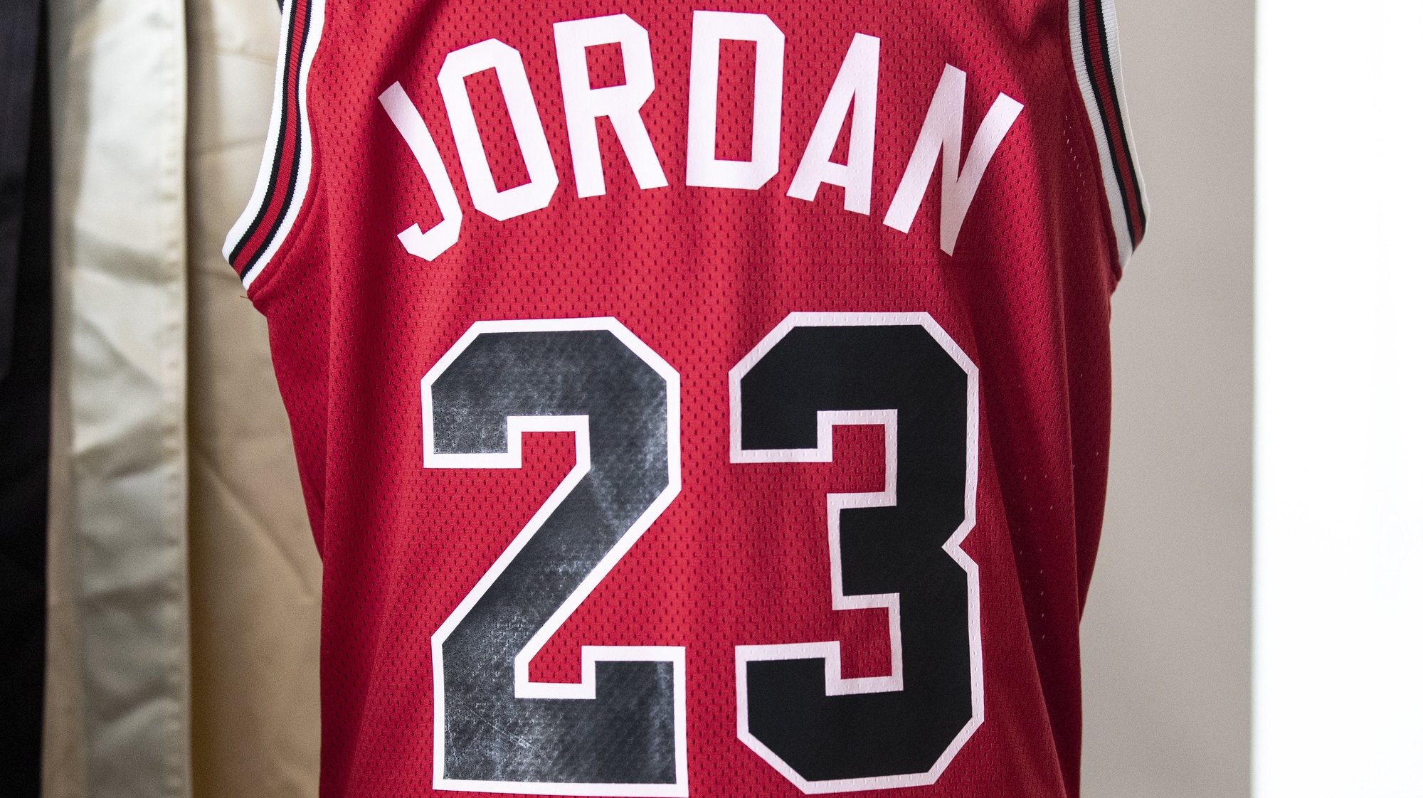 epa10028777 Michael Jordan&#039;s 1984-85 rookie year game issued Chicago Bulls jersey is displayed, and will be auctioned during the Sports Legends Auction at Julien&#039;s Auctions in Beverly Hills, California, USA, 22 June 2022. The auction will take place on 28 June 2022.  EPA/ETIENNE LAURENT