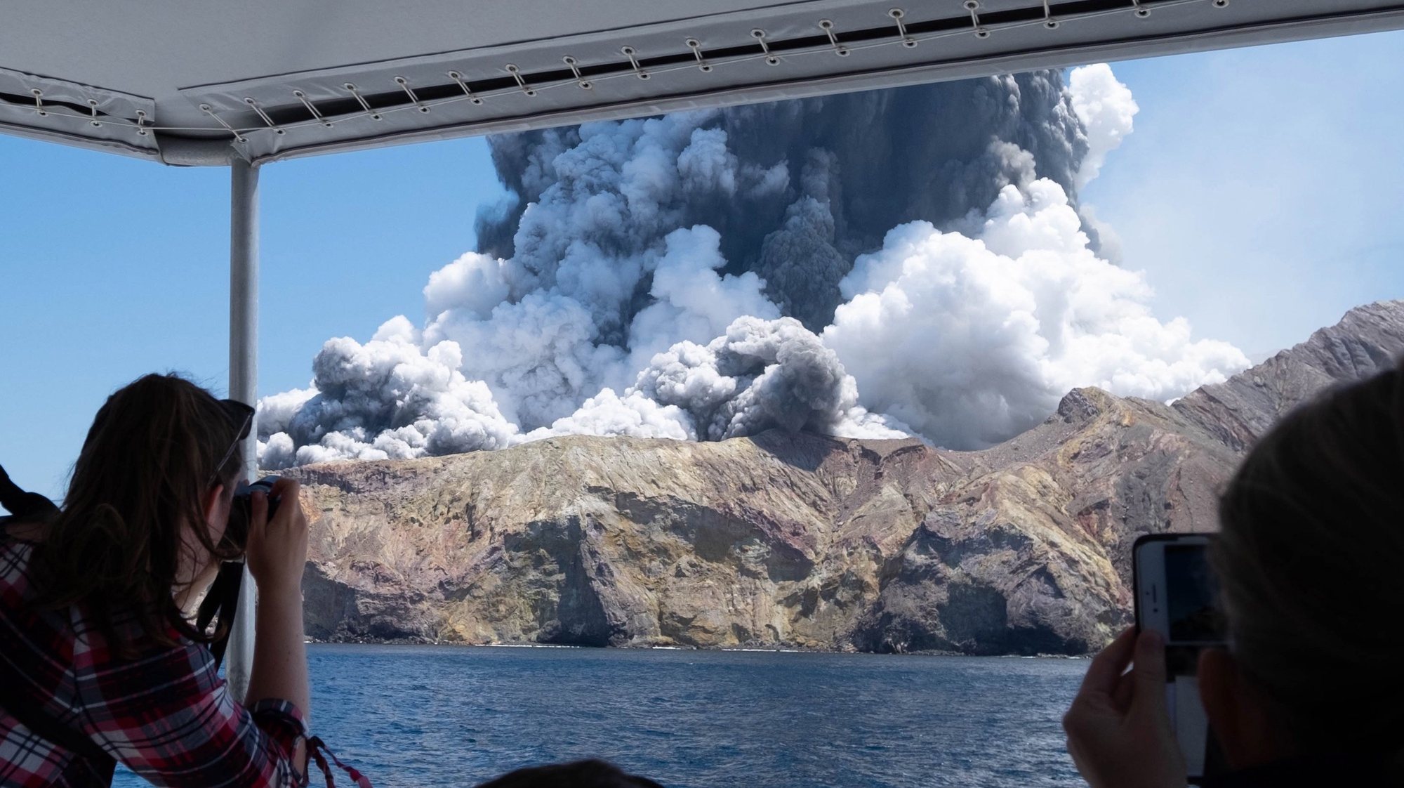 epa08087897 YEARENDER 2019 DECEMBER

White Island (Whakaari) volcano erupts in the Bay of Plenty, New Zealand, 09 December 2019. According to police, at least five people have died in the volcanic eruption at around 2:11 pm local time on 09 December. The island is located around 40 km offshore the Bay of Plenty.  EPA/Michael Schade MANDATORY CREDIT: MICHAEL SCHADE  EDITORIAL USE ONLY/NO SALES  EDITORIAL USE ONLY/NO SALES