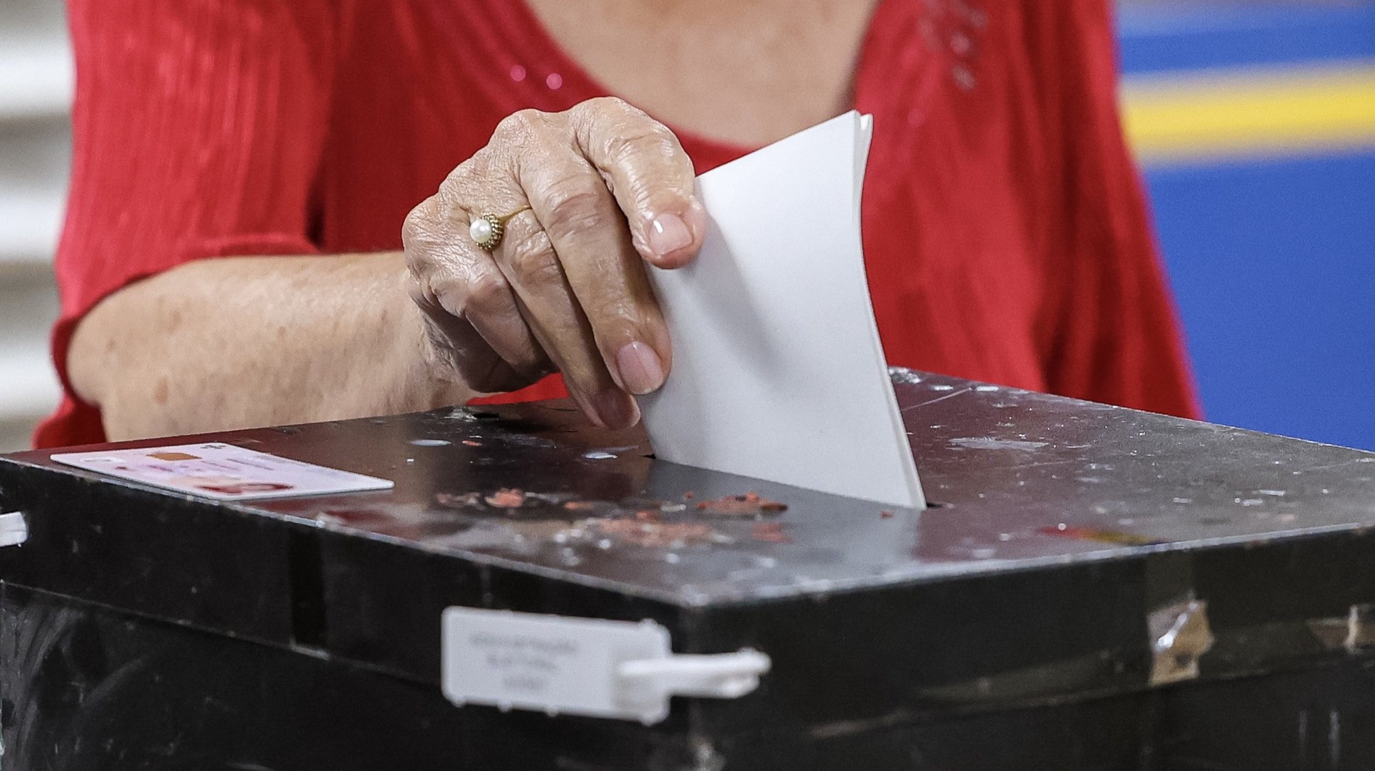 Votação para as eleições legislativas da Madeira, na Escola da Ajuda, Funchal, Madeira, 24 de setembro de 2023. As legislativas da Madeira decorrem em 24 de setembro, com 13 candidaturas a disputar os 47 lugares no parlamento regional, num círculo eleitoral único. PAULO NOVAIS/LUSA