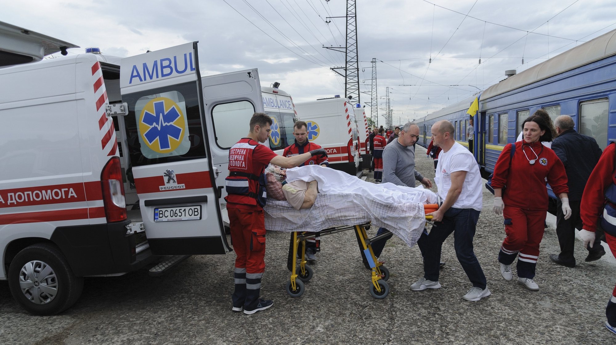 epa09962616 Ukrainian health workers load onto an ambulance an injured person who arrived on a special train at a railway station in Lviv, Ukraine, 21 May 2022. The train delivered Ukrainian servicemen and civilians who were injured in the ongoing battles between Ukrainian and Russian troops following Russia&#039;s invasion of Ukraine on 24 February.  EPA/MYKOLA TYS