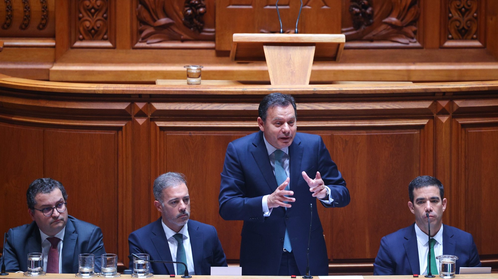 O primeiro-ministro, Luís Montenegro (2D), intervém durante o debate parlamentar, na Assembleia da República, em Lisboa, 26 de junho de 2024. ANTÓNIO COTRIM/LUSA