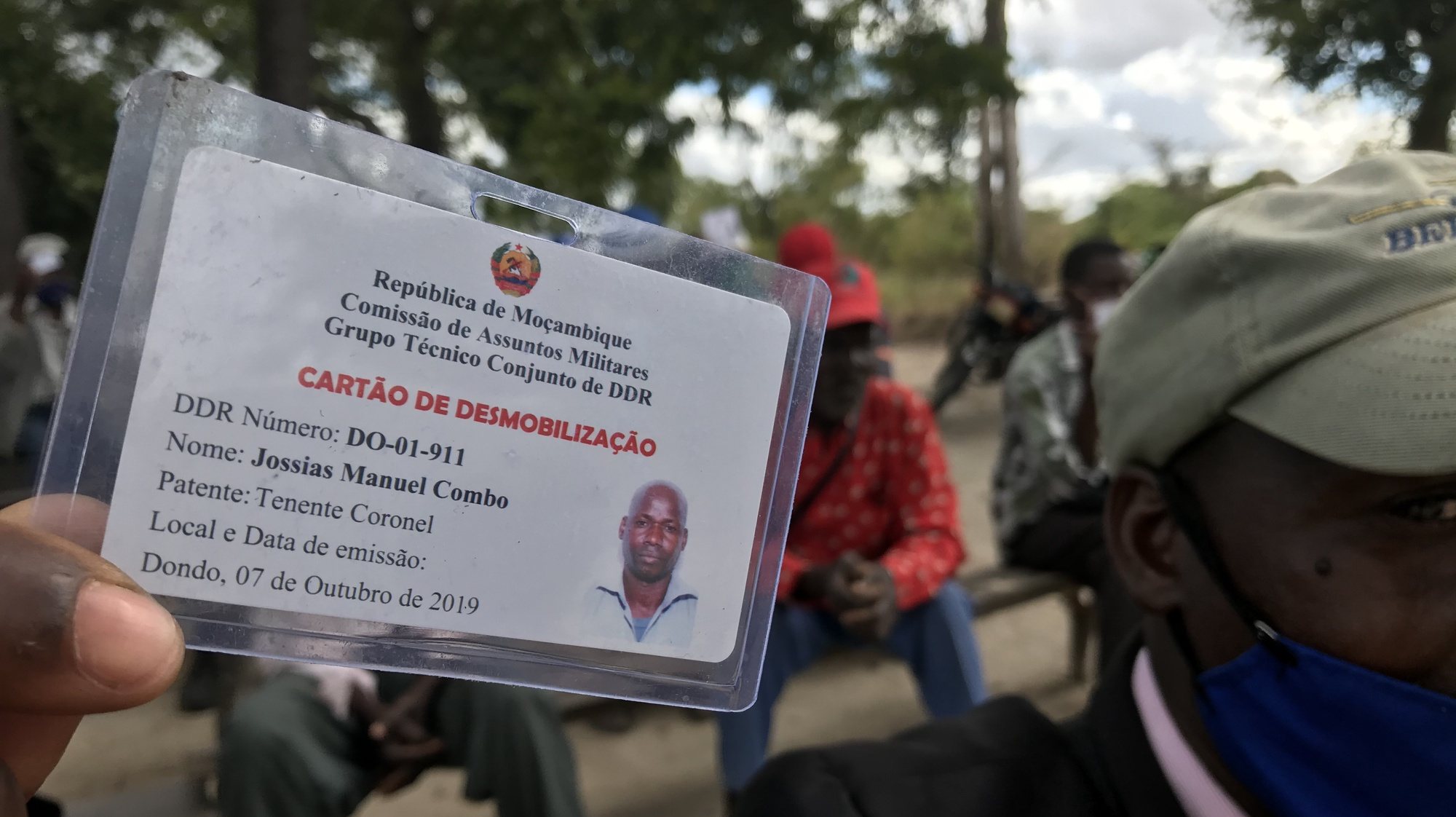 Um ex-guerrilheiro da Renamo mostra o cartão de desmobilização na aldeia de Cheadeia, Província de Sofala, Moçambique, 8 de julho de 2020. Alguns ex-guerrilheiros da Resistência Nacional Moçambicana (Renamo) que entregaram armas em junho no processo de desmilitarização, regressaram à aldeia natal, mas temem agora ser alvo de uma nova ameaça. (ACOMPANHA TEXTO DE 01/08/2020 )  ANDRÉ CATUEIRA/LUSA