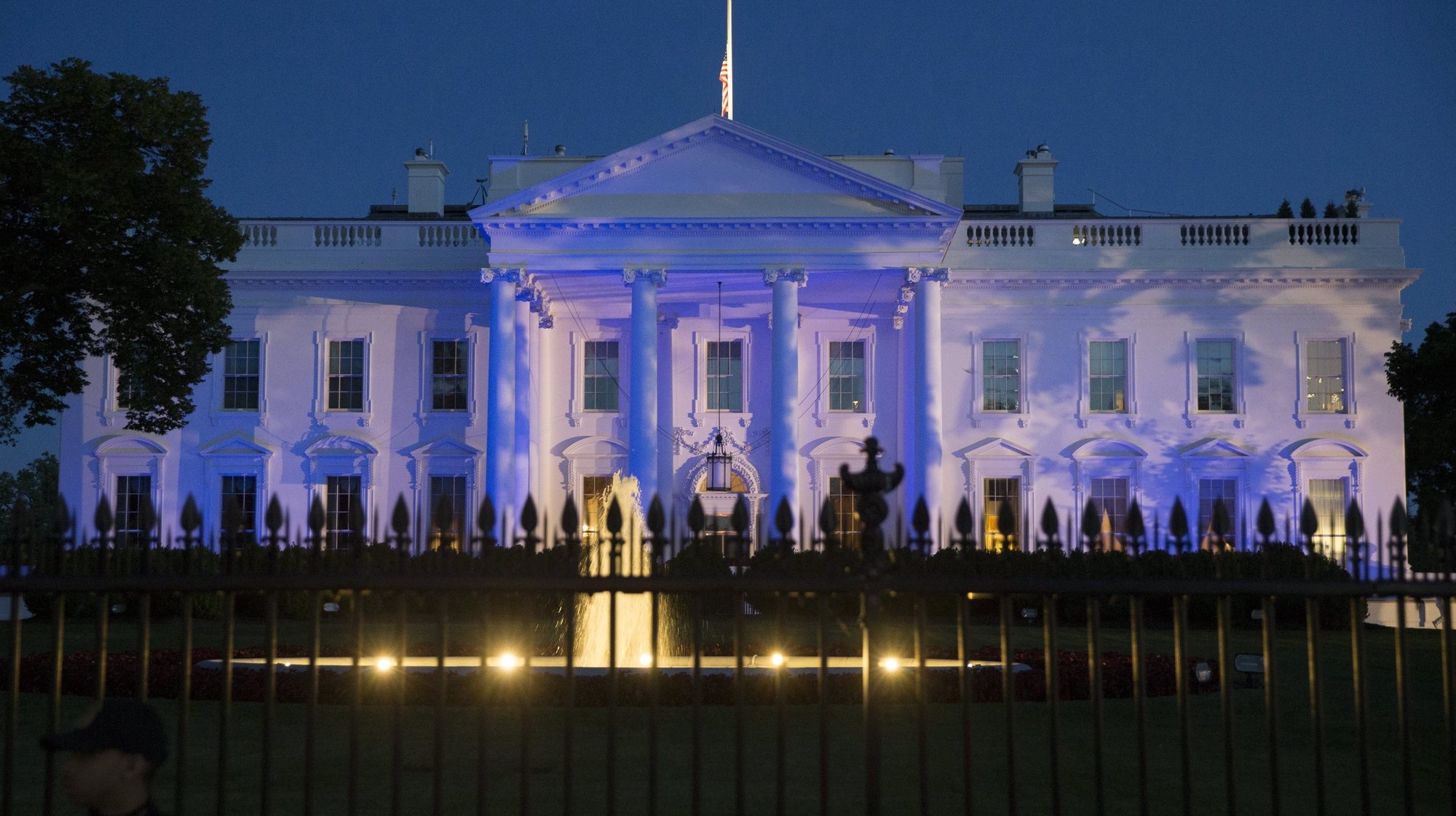 epa05966949 The North Portico of the White House is lit at dusk with blue lights in honor of Peace Officers Memorial Day, in Washington, DC, USA, 15 May 2017.  EPA/MICHAEL REYNOLDS