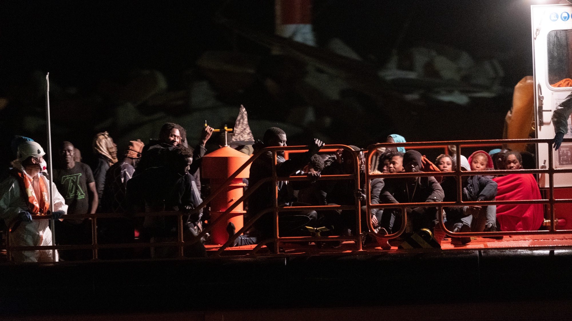 60 migrantes resgatados de navio em Fuerteventura, ao largo das ilhas Canárias