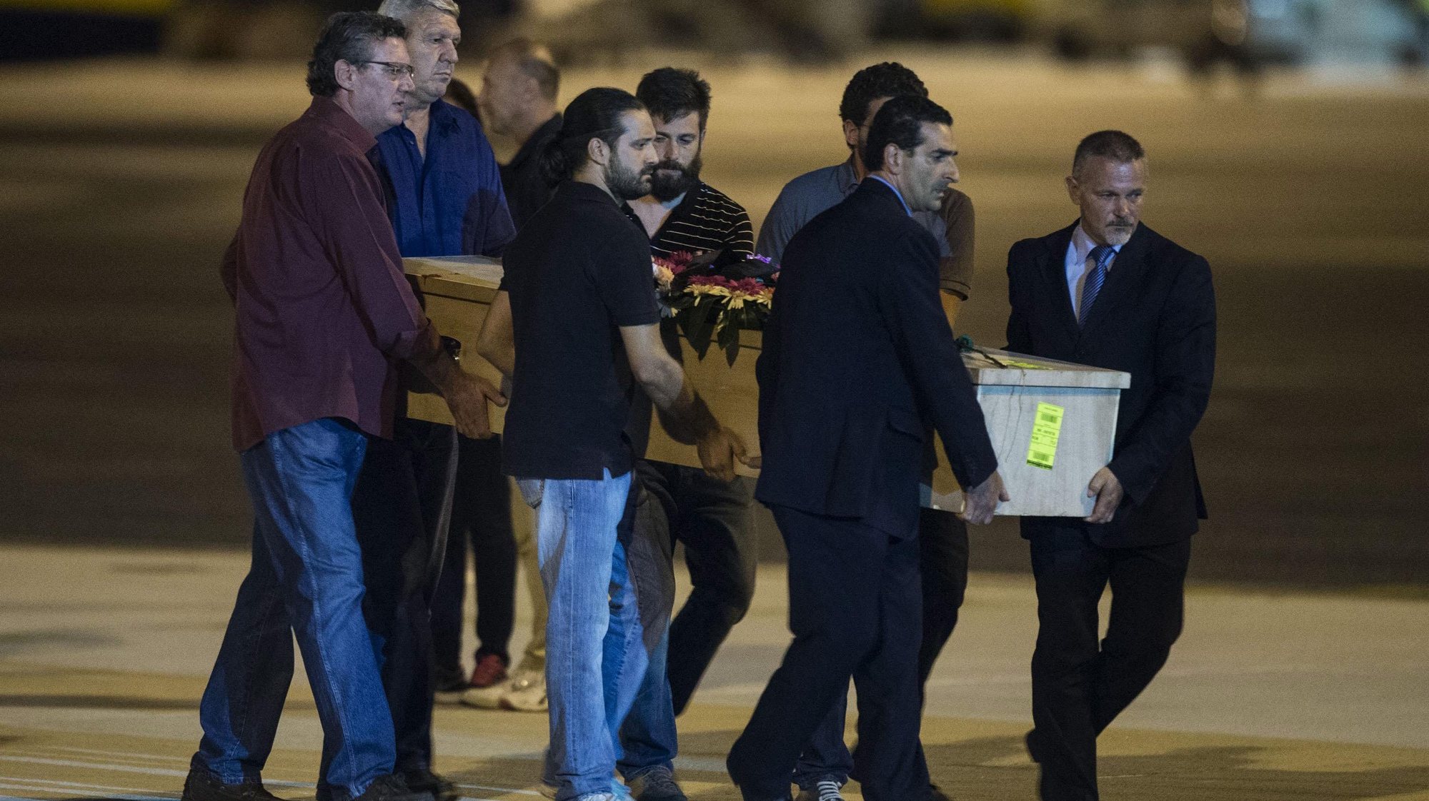 epa04353989 The coffin of Simone Camilli arrives to Ciampino Airport, Rome, 14 August 2014, from Jerusalem. Camilli, 35, a war reporter, was killed on 13 August in the Gaza strip by Israeli ordnance along with a Palestinian colleague and three Palestinian explosives experts who were trying to defuse it. The Italian reporter is the first foreign journalist to be killed in the Gaza conflict.  EPA/ANGELO CARCONI