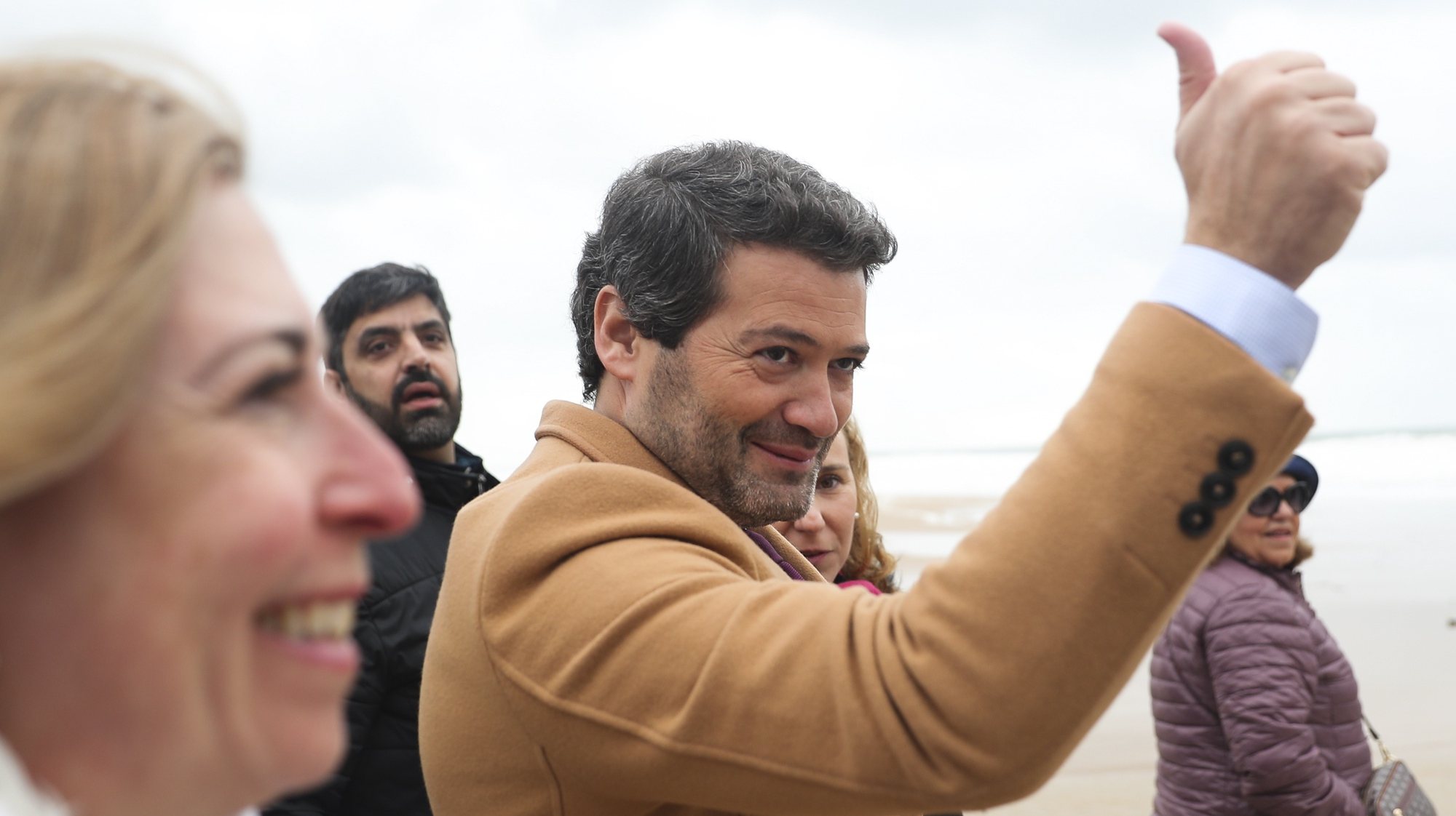 O presidente do Chega, André Ventura, participa numa arruada, na Praia da Areia Branca, Lourinhã, 24 de fevereiro de 2024. As eleições legislativas têm lugar a 10 de março. PAULO CUNHA/LUSA