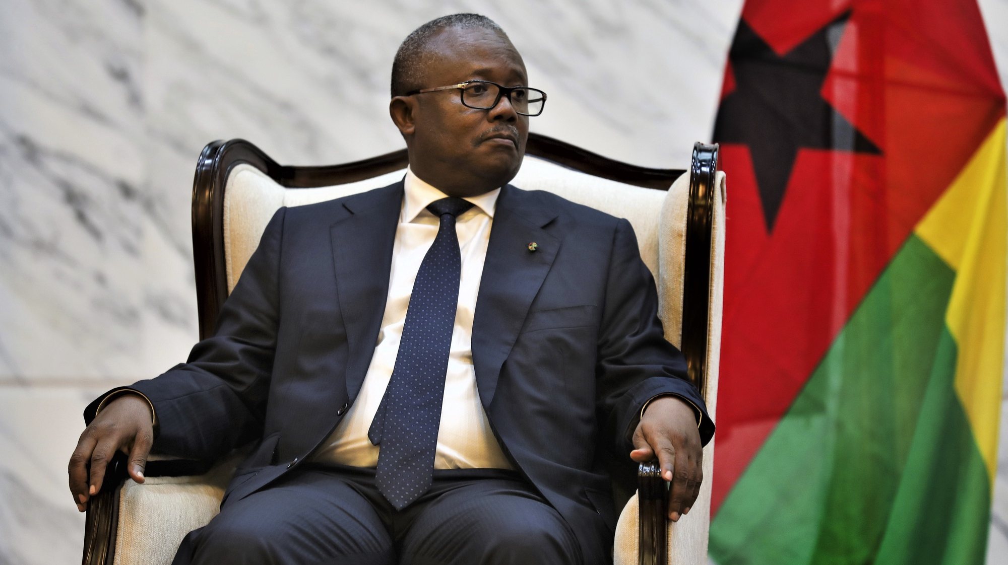 Presidente da Guiné-Bissau, Umaro Sissoco Embaló, durante um encontro com o Presidente da República de Moçambique, Filipe Nyusi (ausente na fotografia), no palácio presidencial, em Maputo, Moçambique, 19 de junho de 2024. O Presidente da Guiné-Bissau, iniciou hoje uma visita de Estado de três dias a Moçambique com a cooperação entre os dois países na agenda. LUÍSA NHANTUMBO/LUSA