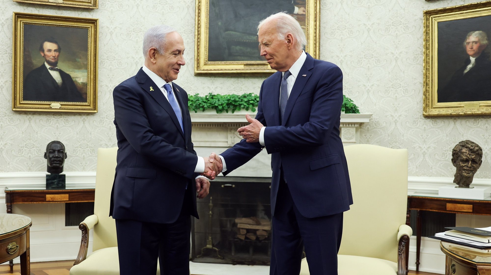 epa11496044 Israeli Prime Minister Benjamin Netanyahu (L) shakes hands with US President Joe Biden during a bilateral meeting in the Oval Office at the White House, in Washington, DC, USA, 25 July 2024. US President Joe Biden hosts Israeli Prime Minister Netanyahu the day after Netanyahu delivered an address to a joint meeting of the US Congress.  EPA/SAMUEL CORUM / POOL