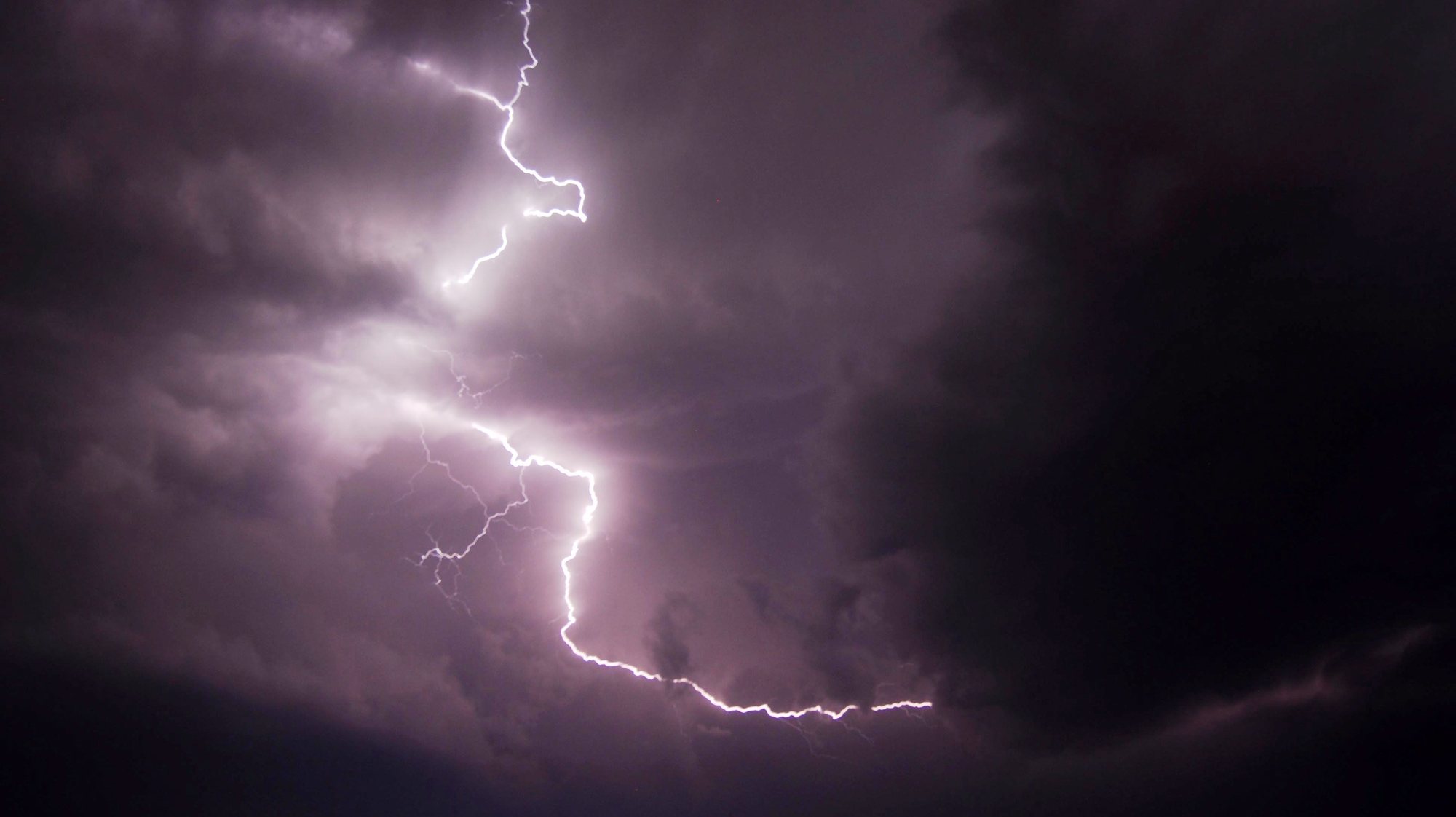 epa04171339 A lightning illuminates the dark sky over Gujranwala during a rainy day with thunderstorm in Gujranwala, Pakistan, 18 April 2014.  EPA/MOHAMMAD OWAIS
