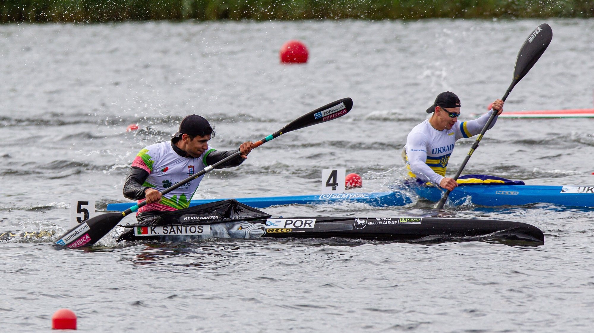 epa09982510 Kevin Santos (L) of Portugal and Dmytro Danylenko (R) of Ukraine compete in the men&#039;s K1 200m heats at the ICF Kayak and Canoe World Cup event in Poznan, Poland, 28 May 2022.  EPA/Pawel Jaskolka POLAND OUT