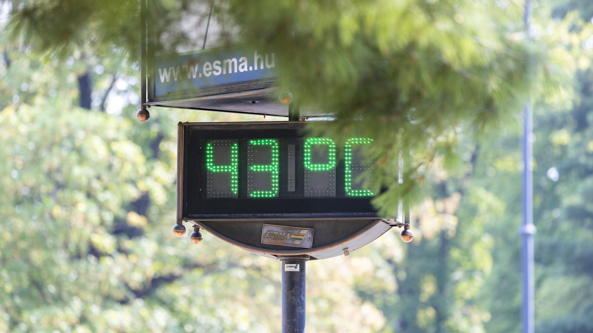 epa10088219 A digital street thermometer displays the air temperature at 43 degrees Celsius, in Nagykanizsa, southwestern Hungary, 23 July 2022. The current heatwave in Hungary is expected to peak on 23 July, when temperatures have exceeded the 40 degrees Celsius mark in several parts of the country.  EPA/Gyorgy Varga HUNGARY OUT
