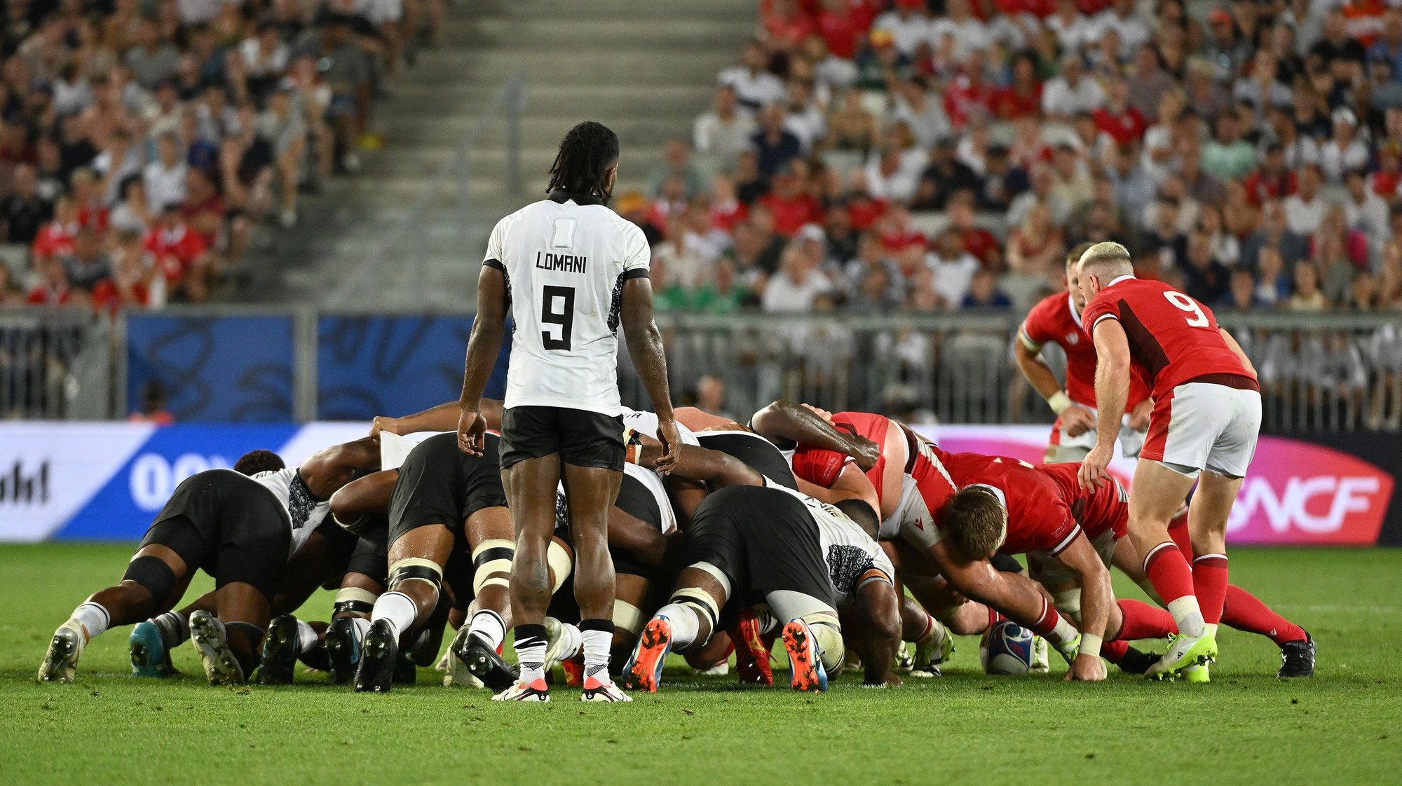 epa10853459 Wales’s and Fiji’s players play a scrum during the Rugby World Cup 2023 Pool C match between Wales and Fiji, in Bordeaux, France, 10 September 2023.  EPA/CAROLINE BLUMBERG