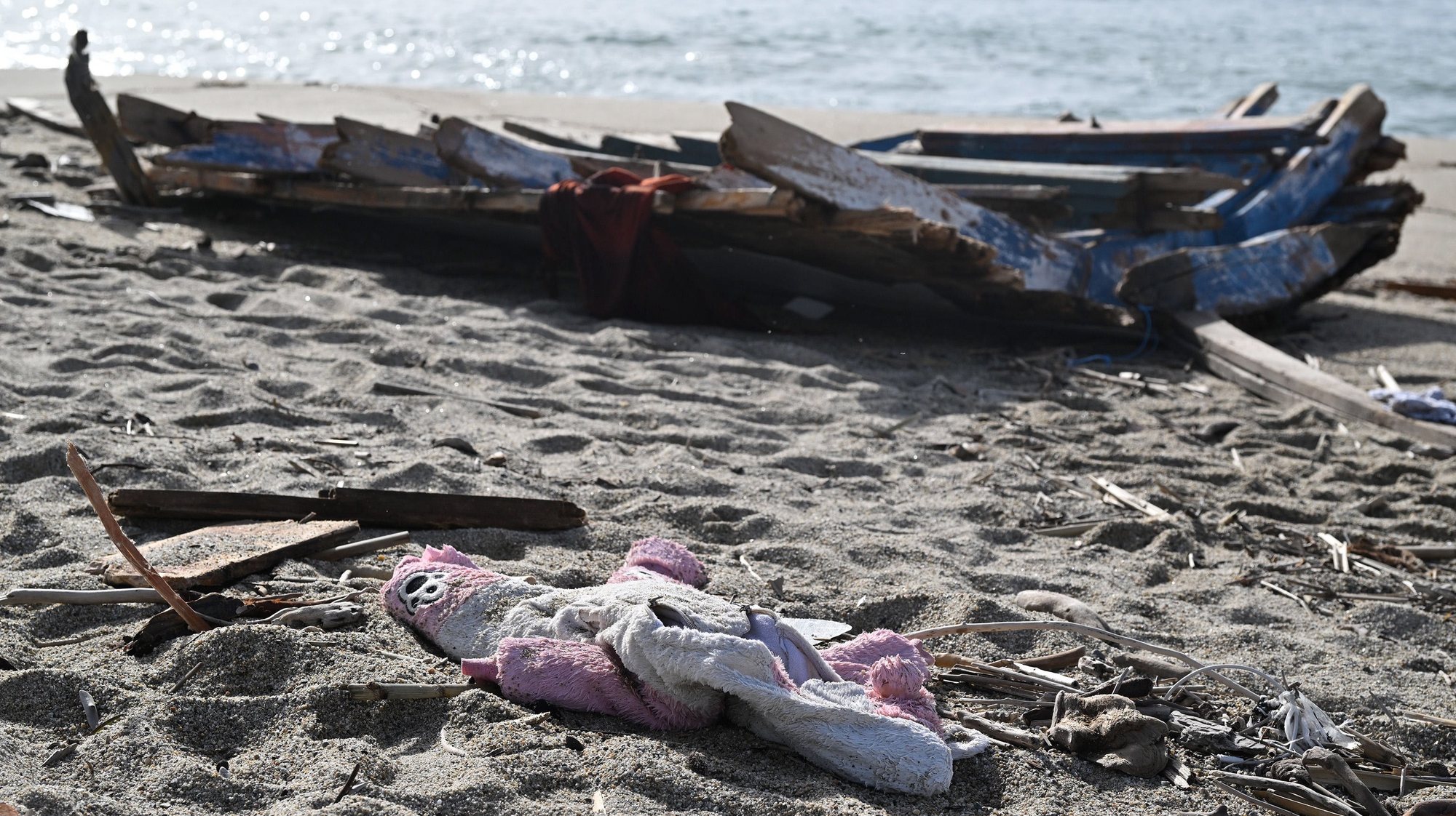 epa10496754 Pieces of wood and other debris washed up on the beach, three days after a boat of migrants sank off the coast, in Steccato di Cutro, Crotone Province, southern Italy, 01 March 2023. The death toll from a shipwreck off Calabria&#039;s coast in southern Italy rose to 67 on 01 March 2023, while three men were in detention accused of human trafficking, Italian officials said. A boat carrying migrants sank in rough seas near the Calabrian coast on 26 February.  EPA/CARMELO IMBESI