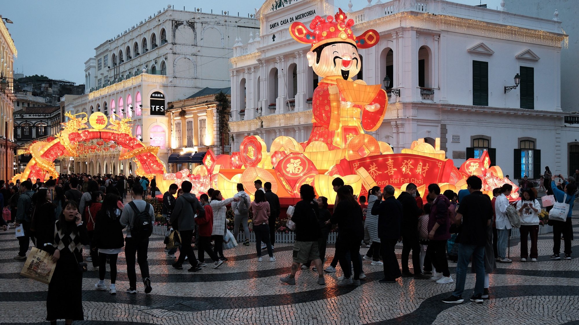 Populares passeiam pelo centro da cidade de Macau, decorado com enfeites para as comemorações do Ano Novo, o Ano do Dragão, em Macau, China, 08 de fevereiro de 2024. GONÇALO LOBO PINHEIRO/LUSA