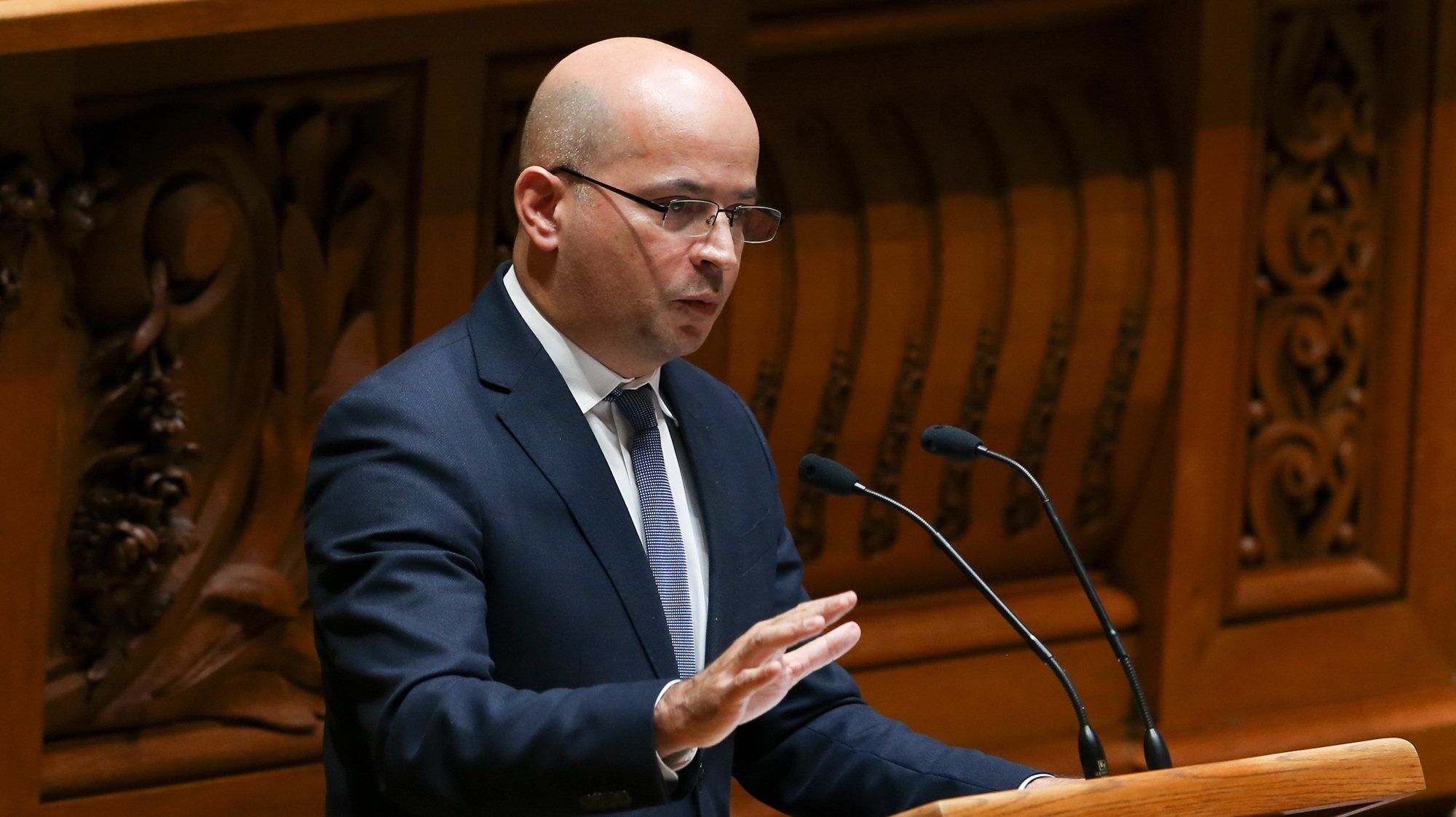 O ministro das Finanças, João Leão, intervém durante a sessão plenária para a votação do Orçamento do Estado 2021 (OE2021), na Assembleia da República, em Lisboa, 26 de novembro de 2020. MANUEL DE ALMEIDA/LUSA