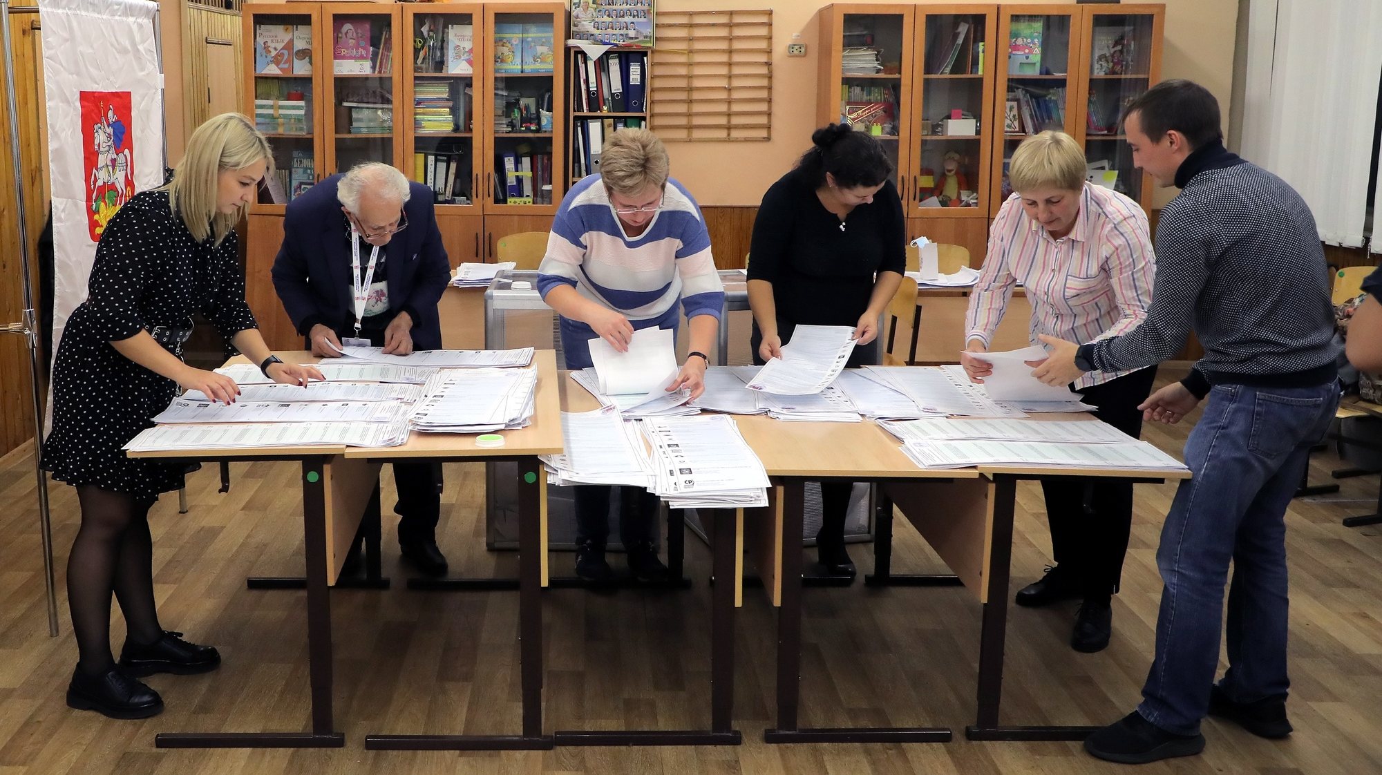 epaselect epa09477072 The members of the local election commission count ballots at a polling station during the Parliamentary elections at a local school in Podolsk outside Moscow, Russia, 19 September 2021. Elections of deputies of the State Duma (Russia&#039;s lower house of parliament), governors, deputies of the regional and city runs from 17 September to 19 September. The voting in the State Duma takes place in one round according to a mixed system - 225 deputies must be elected from party lists and 225 deputies - from single-mandate constituencies.  EPA/MAXIM SHIPENKOV