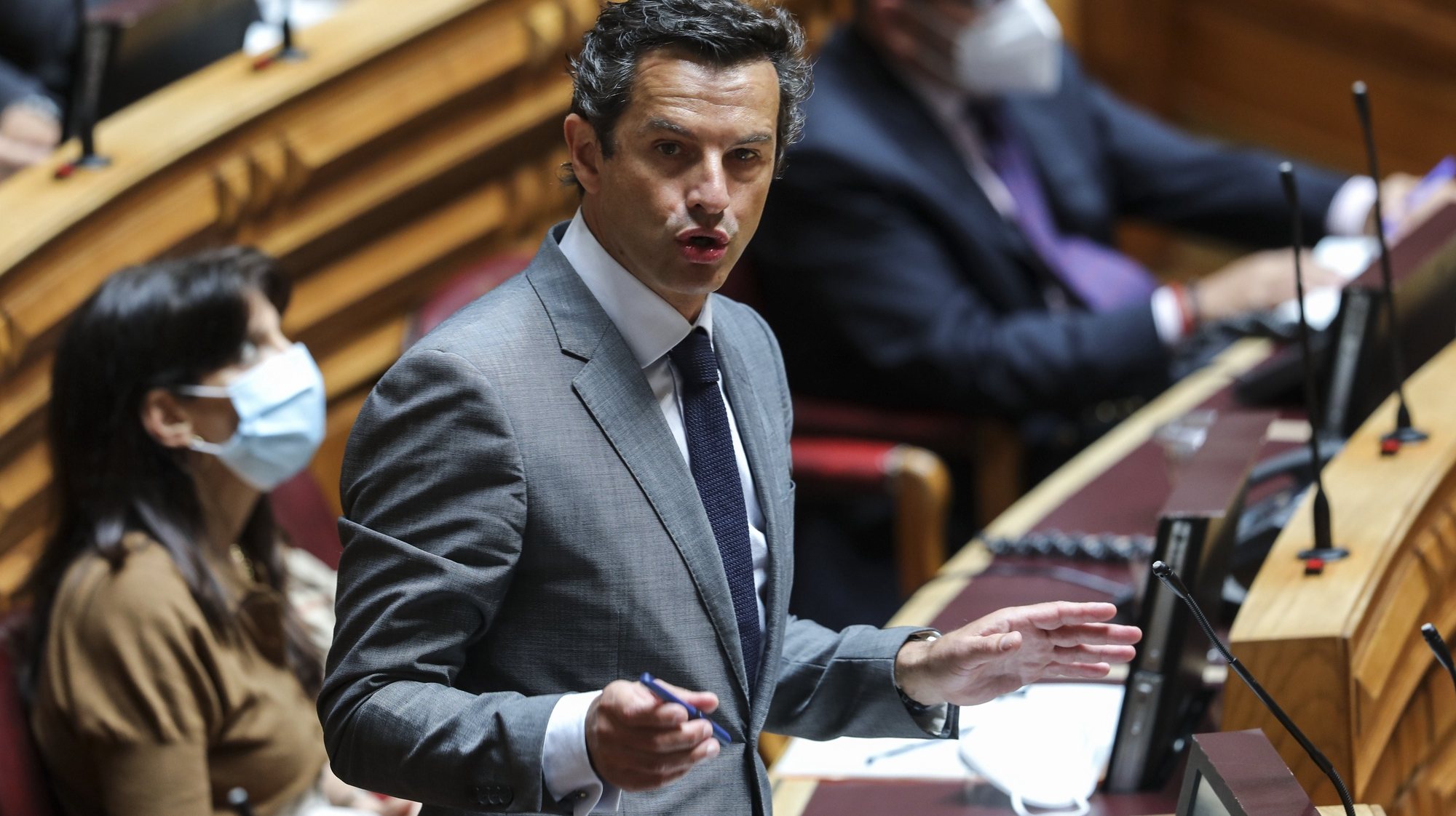 O deputado do PSD, Carlos Peixoto intervém no debate parlamentar, esta tarde na Assembleia da República em Lisboa, 23 de junho de 2021. MIGUEL A. LOPES/LUSA