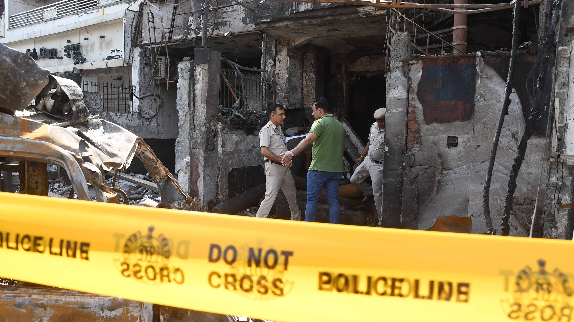 epa11370951 Indian policemen inspect the site of a fire which broke at a children hospital in New Delhi, India, 26 May 2024. At least six newborns died in the blaze in the capital late on 25 May, police officials said.  EPA/MANISH JAIN