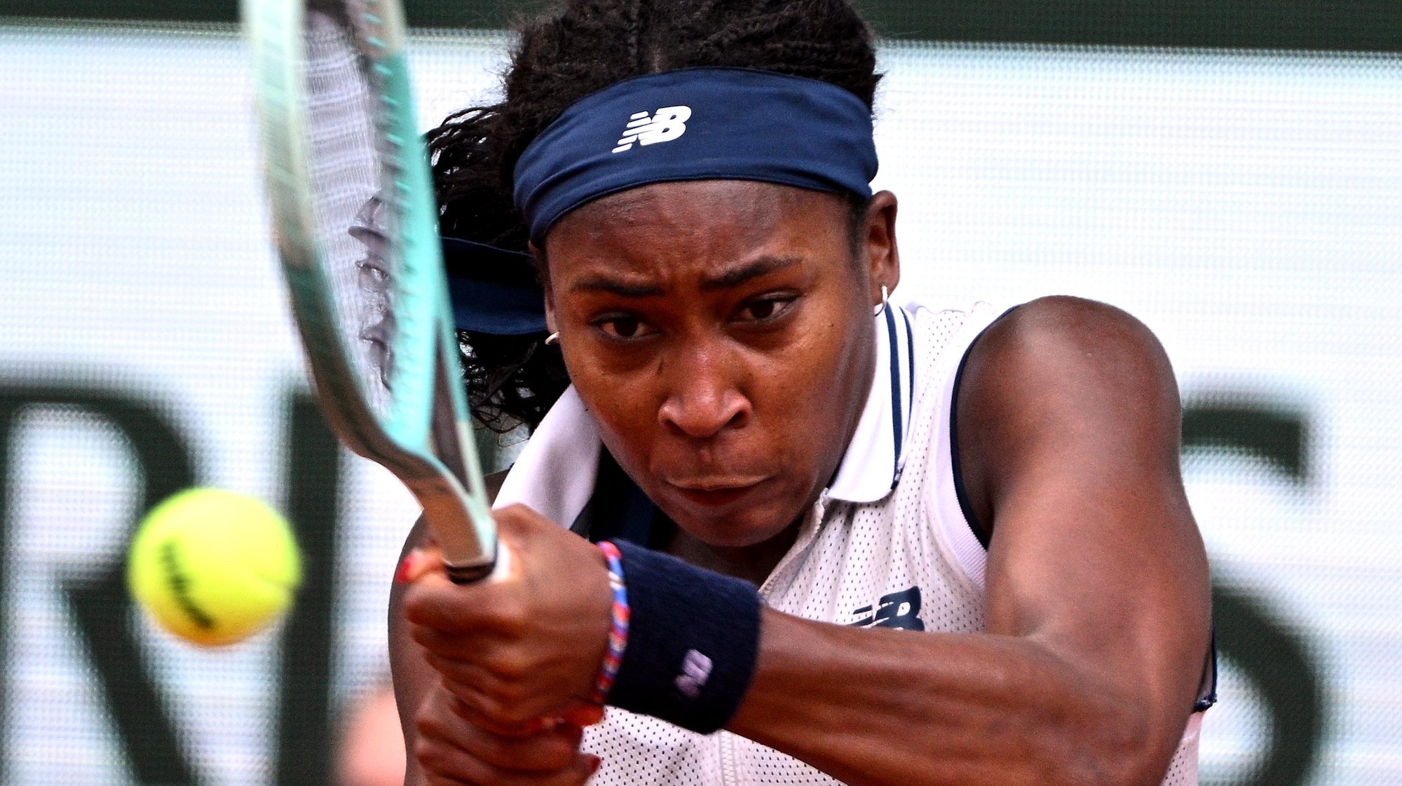 epa11388709 Coco Gauff of the USA in action during her Women&#039;s Singles quarterfinal match against Ons Jabeur of Tunisia during the French Open Grand Slam tennis tournament at Roland Garros in Paris, France, 04 June 2024.  EPA/CAROLINE BLUMBERG
