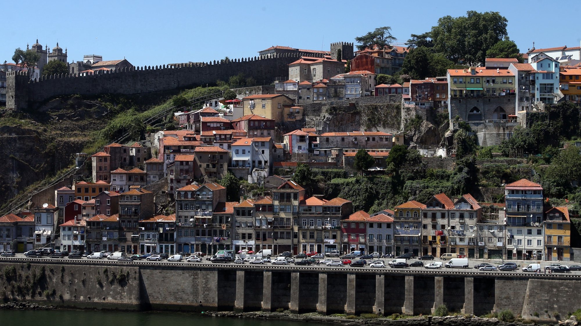 Realojadas em casas municipais 16 das 18 famílias do bairro dos Moinhos no Porto