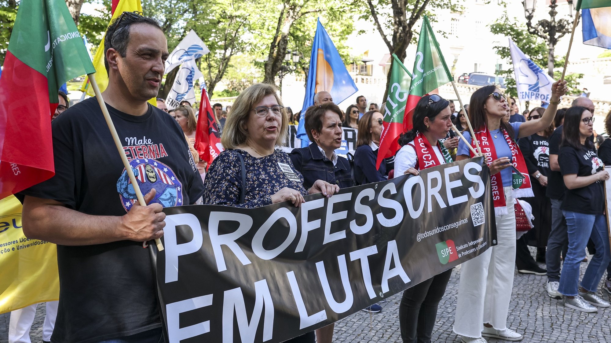 Professores durante a manifestação de professores e educadores, no âmbito da greve de professores por distritos, em Viseu, 18 de abril de 2023. PAULO NOVAIS/LUSA