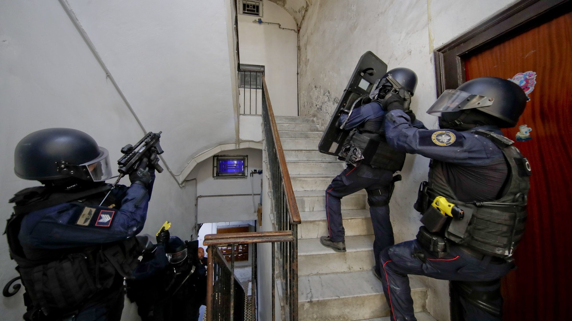 epa10845683 Special police units, financial police and carabinieri, take part in the joint operation with &#039;High Impact&#039; mode, in the Spanish quarters of Naples, Italy, 07 September 2023. In total, 800 officers were involved.  EPA/CIRO FUSCO
